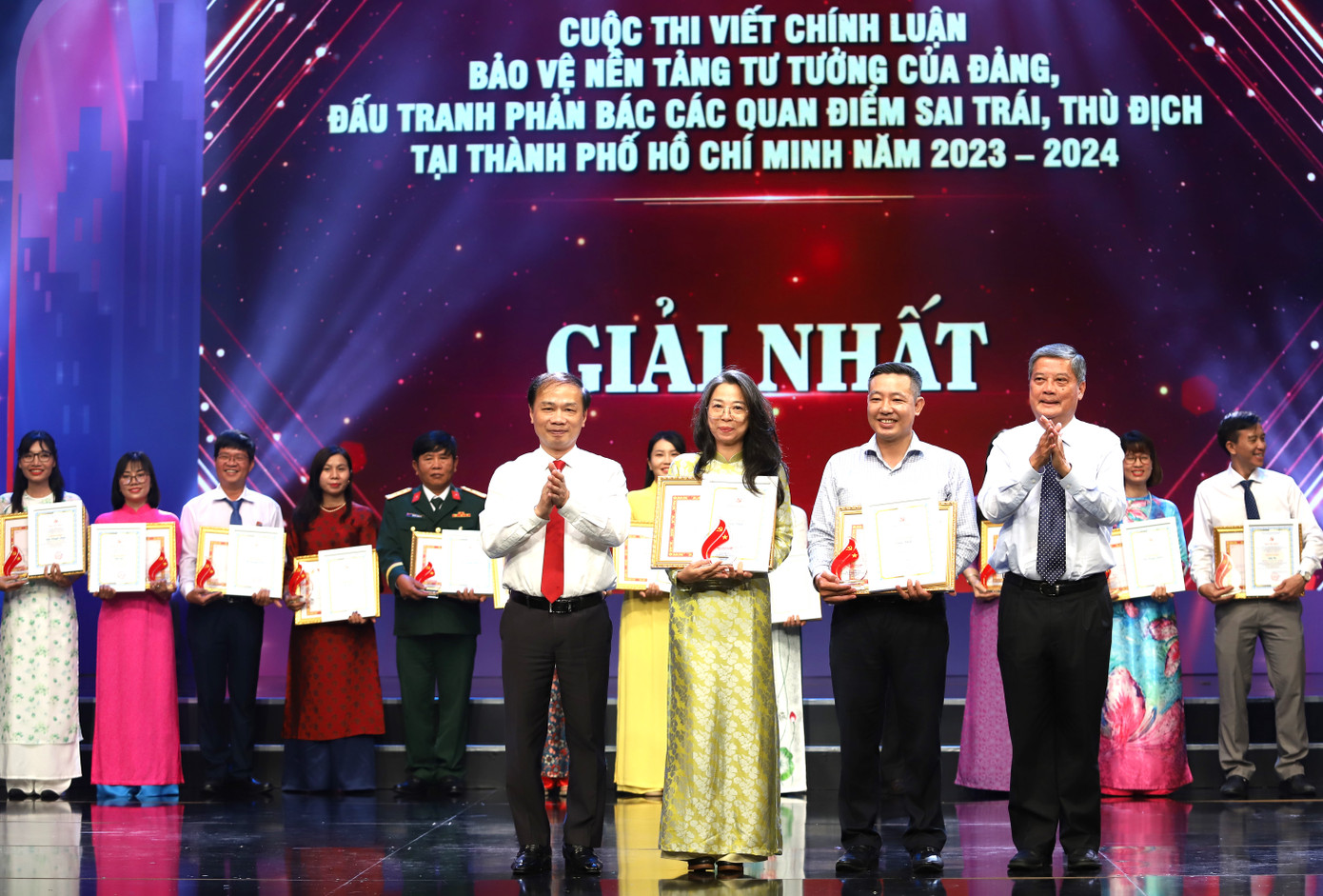 Ban tổ chức trao hai giải Nhất cuộc thi viết chính luận bảo vệ nền tảng tư tưởng của Đảng, đấu tranh phản bác các quan điểm sai trái, thù địch tại TPHCM năm 2023-2024.
