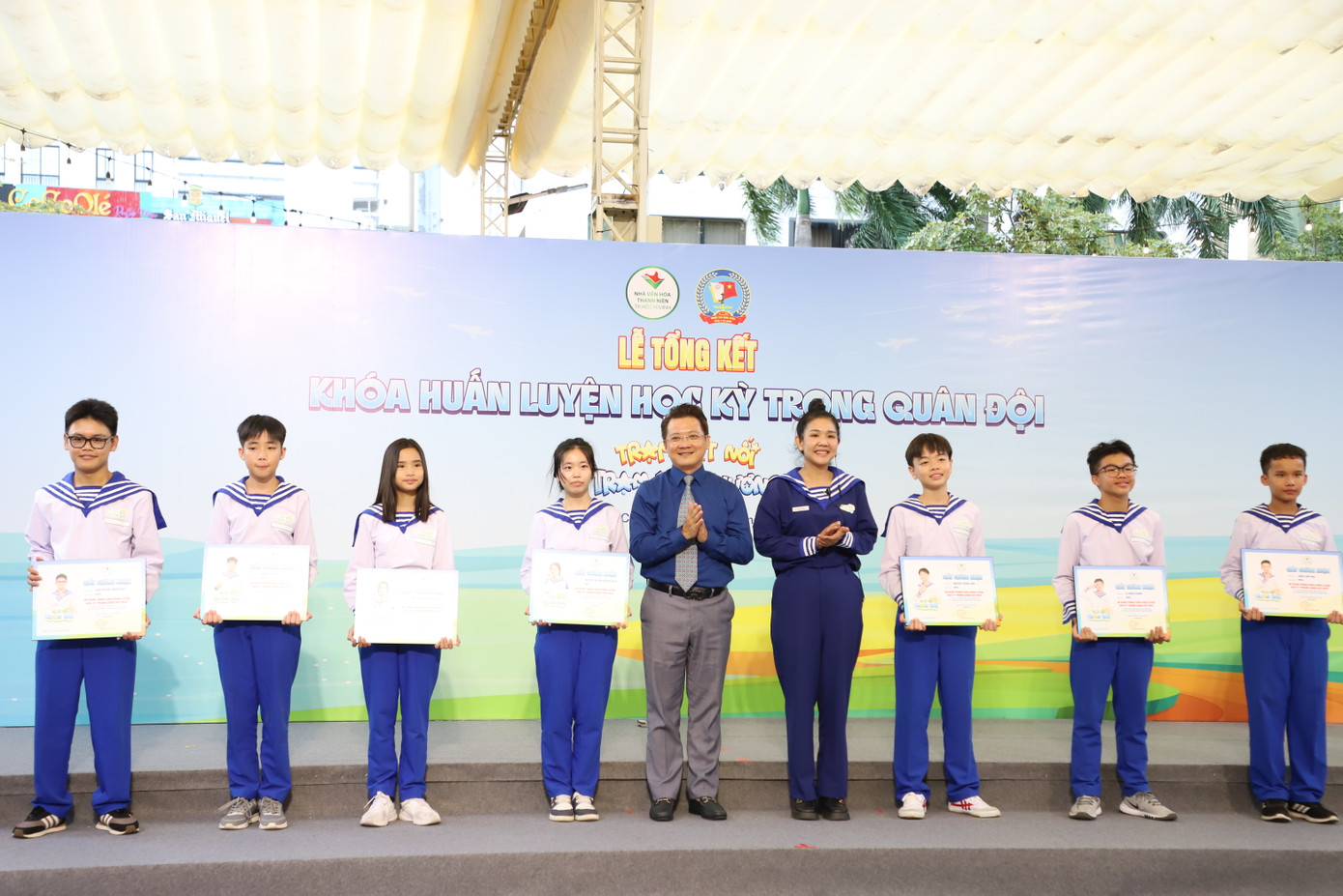 Ban tổ chức trao chứng nhận hoàn thành khóa tập huấn. Ban tổ chức trao chứng nhận hoàn thành khóa tập huấn.