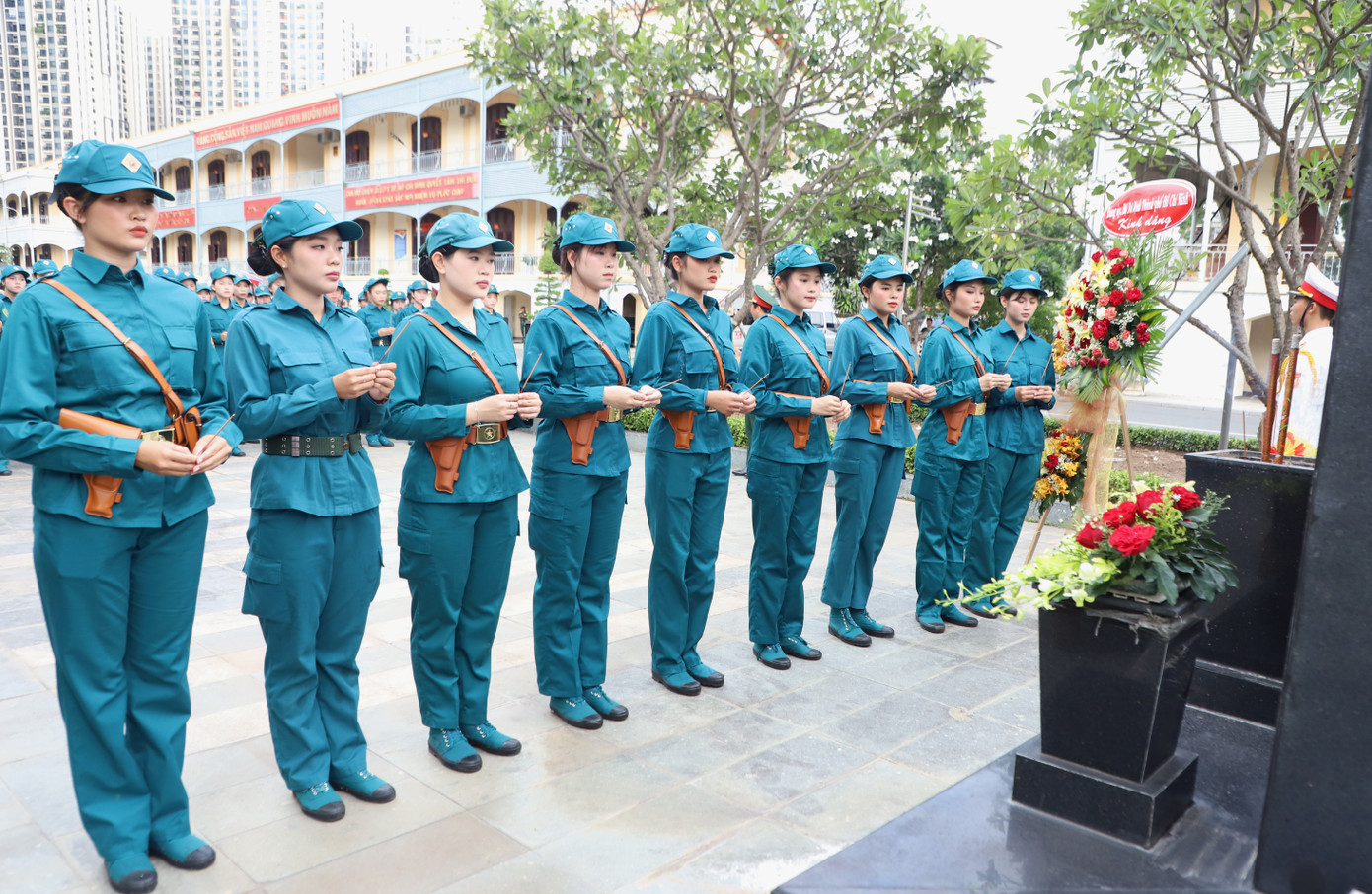 Trước buổi lễ xuất quân, Đảng ủy, Bộ Tư lệnh TPHCM cùng các chiến sĩ dân quân đã tiến hành dâng hoa, dâng hương tưởng niệm Chủ tịch Hồ Chí Minh. Ảnh: Ngô Tùng