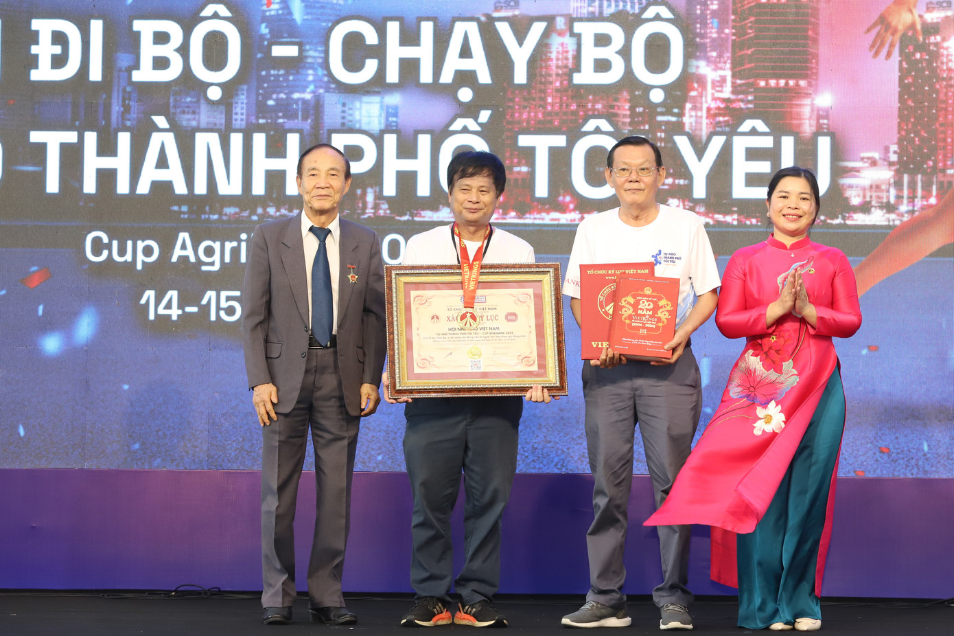 Nhà báo Trần Trọng Dũng cùng lãnh đạo Hội Nhà báo TPHCM đón nhận chứng nhận từ lãnh đạo Vietkings.