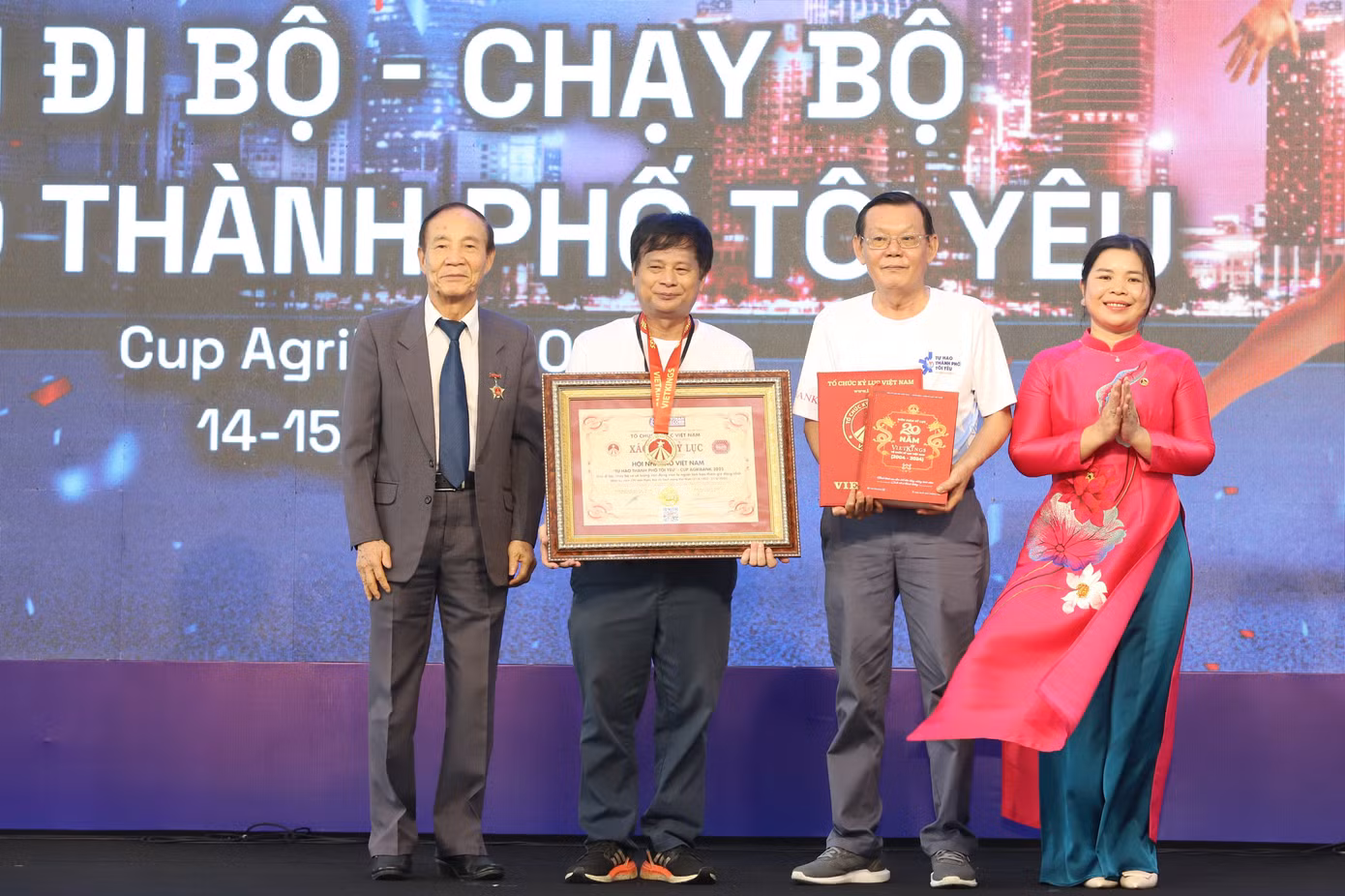 Nhà báo Trần Trọng Dũng cùng lãnh đạo Hội Nhà báo TPHCM đón nhận chứng nhận từ lãnh đạo Vietkings.