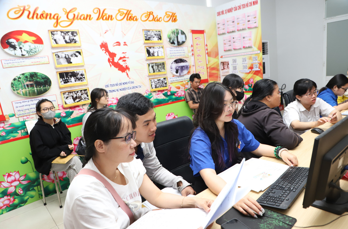 Các bạn đoàn viên thanh niên, sinh viên tham gia hỗ trợ giải quyết thủ tục hành chính tại phường Dĩ An, một trong những địa phương đông dân nhất TPHCM. Ảnh: Ngô Tùng