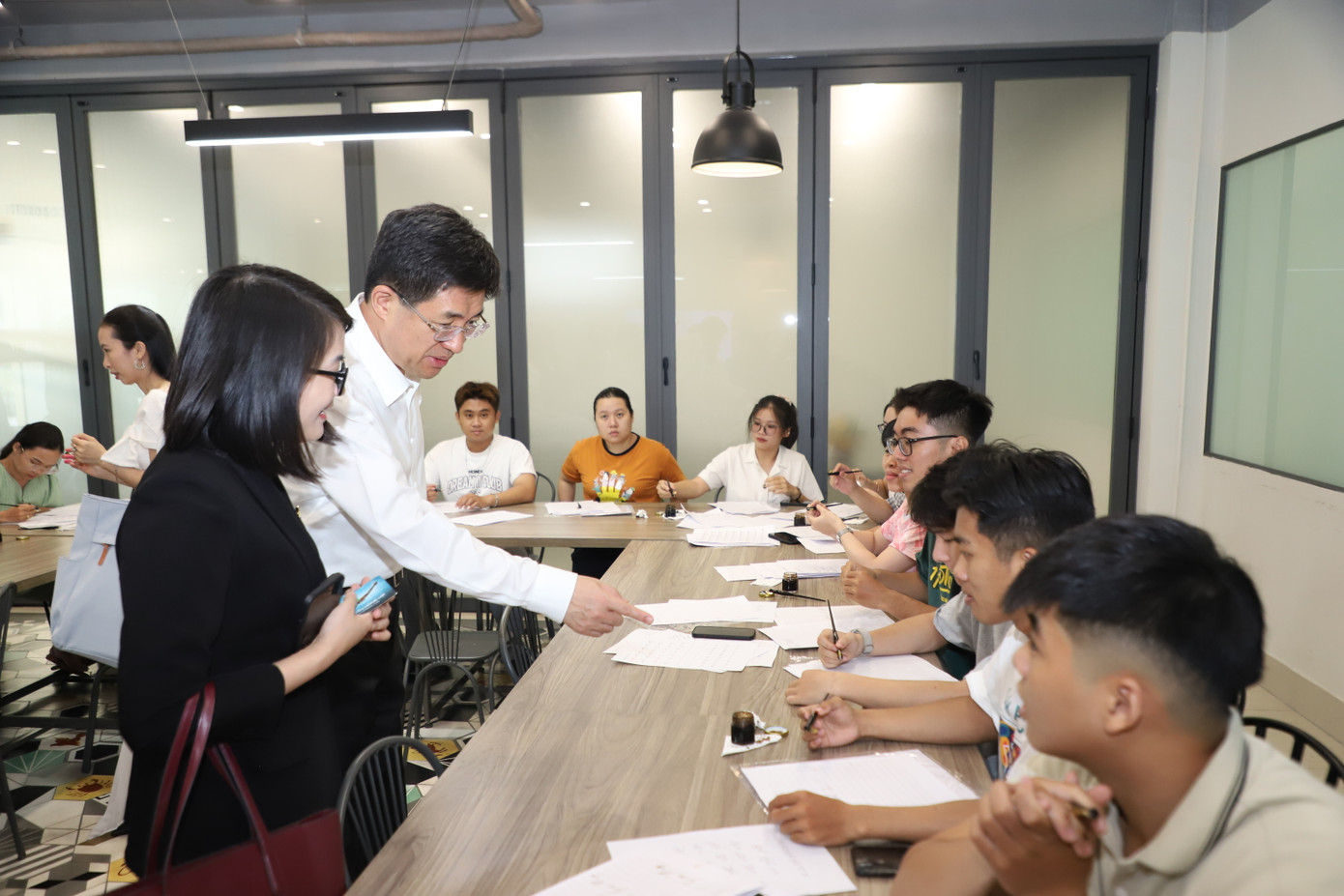 Đoàn đại biểu tìm hiểu lớp học viết thư pháp của người trẻ. Đoàn đại biểu tìm hiểu lớp học viết thư pháp của người trẻ.