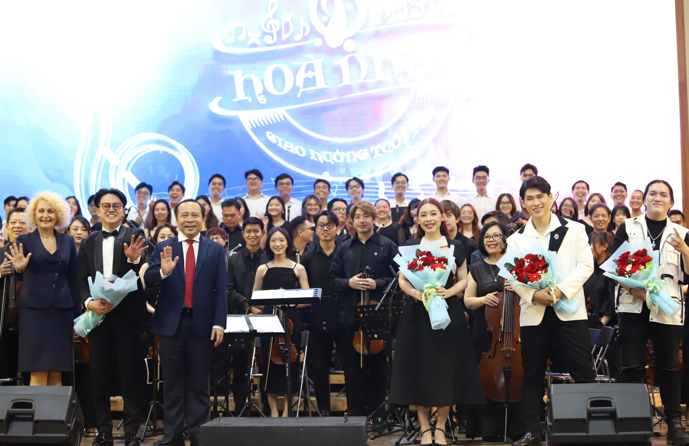 PGS.TS Vũ Hải Quân (thứ ba từ trái qua) – Giám đốc Đại học Quốc gia TPHCM cho rằng, sự kết hợp giữa âm nhạc và khoa học không chỉ mở ra những hiểu biết sâu sắc về tự nhiên, về bộ não con người mà còn mang đến các ứng dụng trong giáo dục, khoa học công nghệ và sức khỏe.