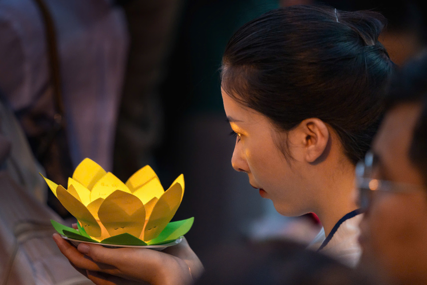 Người dân, phật tử thành kính nguyện cầu trước khi thả chiếc hoa đăng xuống dòng nước.