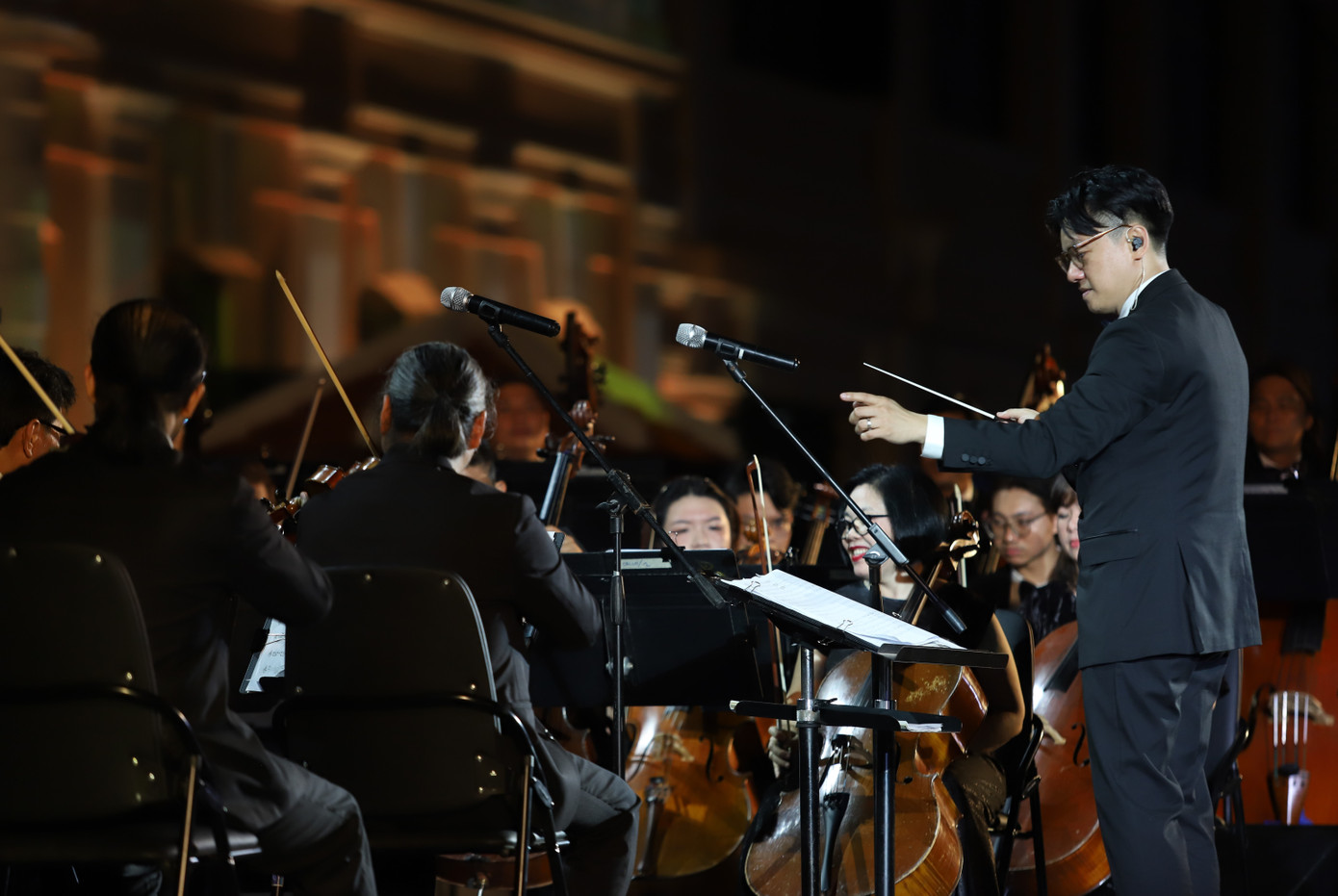 Chương trình hòa nhạc ngay trước tòa nhà trụ sở HĐND - UBND TPHCM, dưới sự chỉ huy của nhạc trưởng Trần Nhật Minh. Chương trình hòa nhạc ngay trước tòa nhà trụ sở HĐND - UBND TPHCM, dưới sự chỉ huy của nhạc trưởng Trần Nhật Minh.