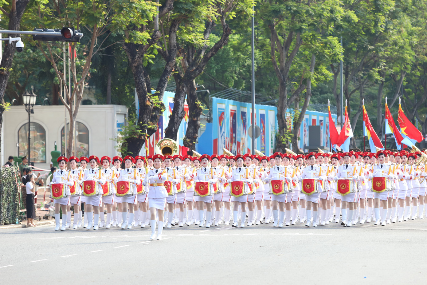 Khối nữ Quân nhạc mang đến không khí sôi nổi, hùng tráng.