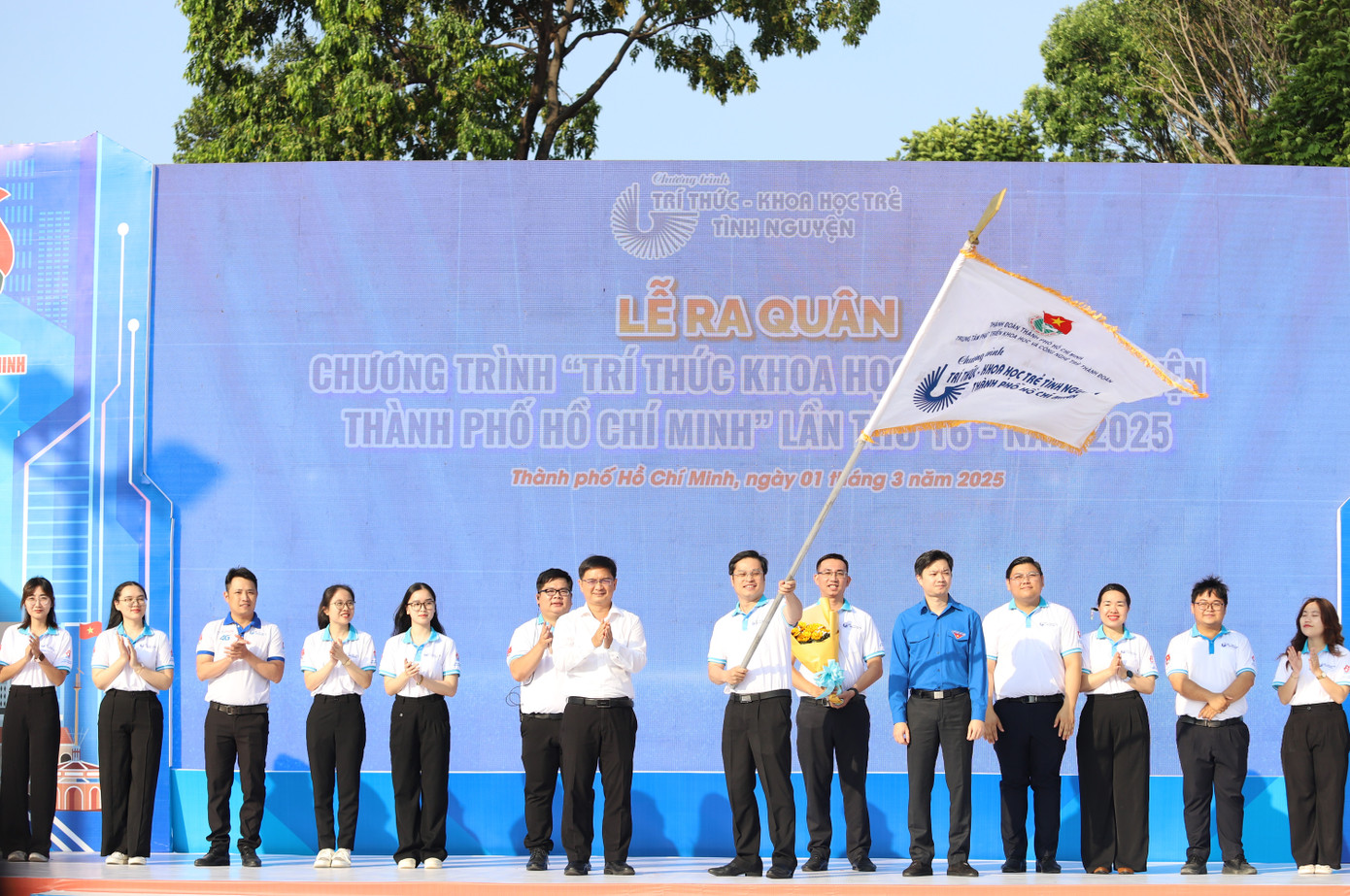 Anh Nguyễn Minh Triết cùng đại biểu chứng kiến nghi thức ra quân chương trình Trí thức khoa học trẻ tình nguyện TPHCM năm 2025. Ảnh: Ngô Tùng Anh Nguyễn Minh Triết cùng đại biểu chứng kiến nghi thức ra quân chương trình Trí thức khoa học trẻ tình nguyện TPHCM năm 2025. Ảnh: Ngô Tùng