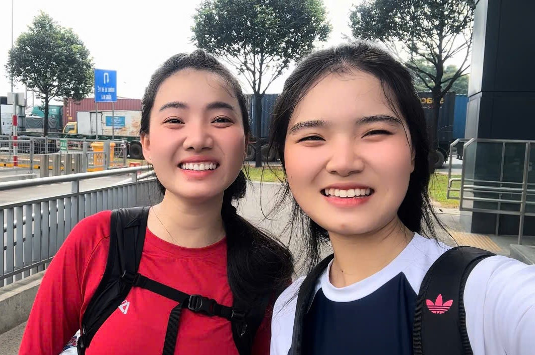 Nhờ đi bộ, hai chị em tranh thủ ghé vào nhà ga tuyến metro số 1 (Bến Thành - Suối Tiên) check-in kỷ niệm.