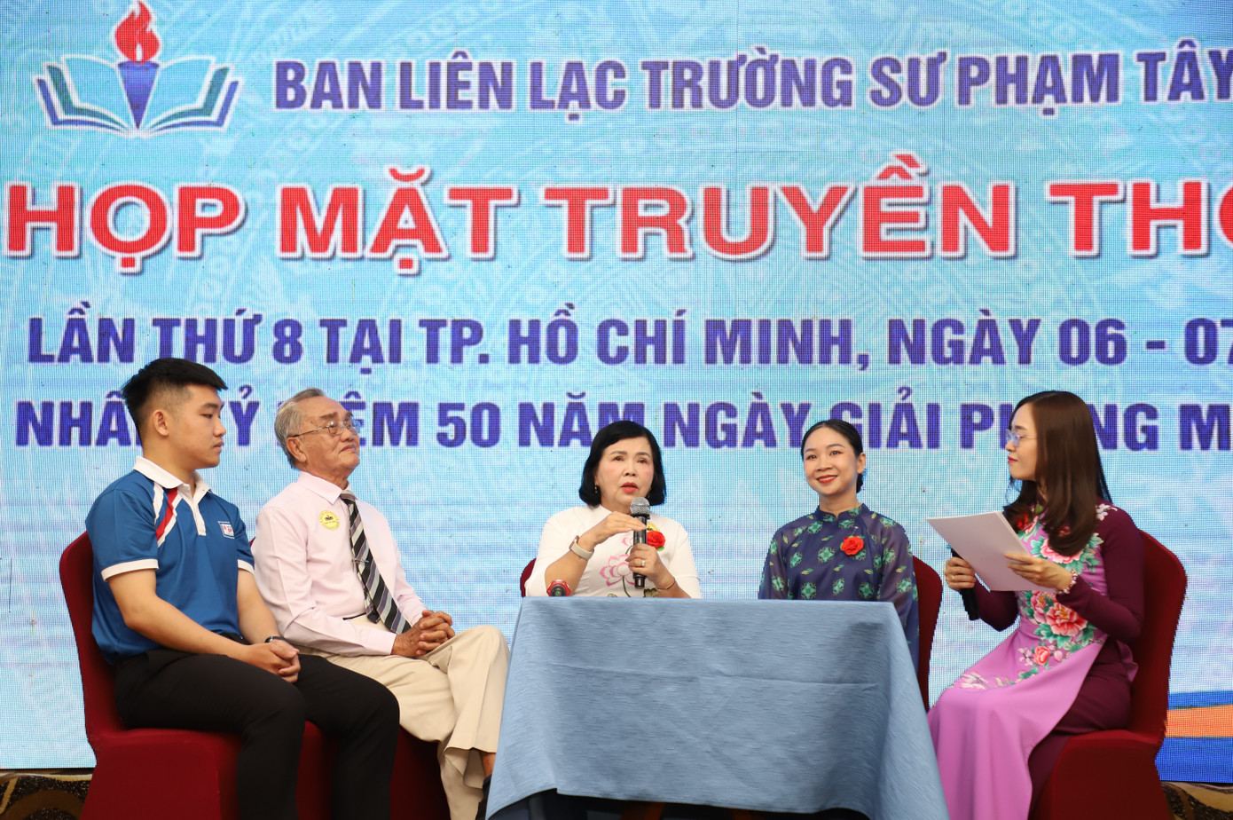 Các thế hệ cán bộ giáo dục và sinh viên chia sẻ tại buổi họp mặt. Các thế hệ cán bộ giáo dục và sinh viên chia sẻ tại buổi họp mặt.