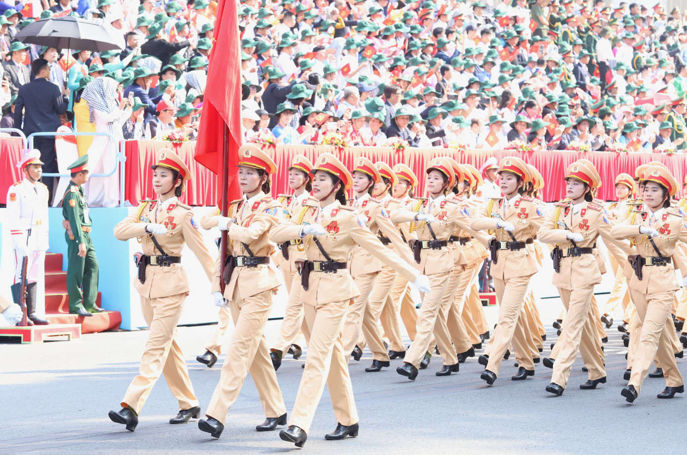 Khối nữ Sĩ quan cảnh sát giao thông. Trong các cuộc kháng chiến chống xâm lược, Đội Công an chỉ đường, Đội Công an kiểm tra xe tải, Đội tuần tra kiểm soát... là các tổ chức tiền thân của Cảnh sát giao thông đã bảo đảm an toàn các tuyến giao thông vận tải quan trọng, vận chuyển hàng hóa, lương thực, vũ khí, đạn dược, bảo vệ các cuộc hành quân, trú quân, góp phần quan trọng vào công cuộc giải phóng hoàn toàn miền Nam, thống nhất đất nước.