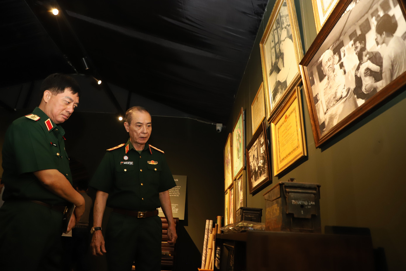 Khi đi công tác xa, ông cũng thường gửi thùng đạn này cho vợ mình cất giữ. Khi đi công tác xa, ông cũng thường gửi thùng đạn này cho vợ mình cất giữ.