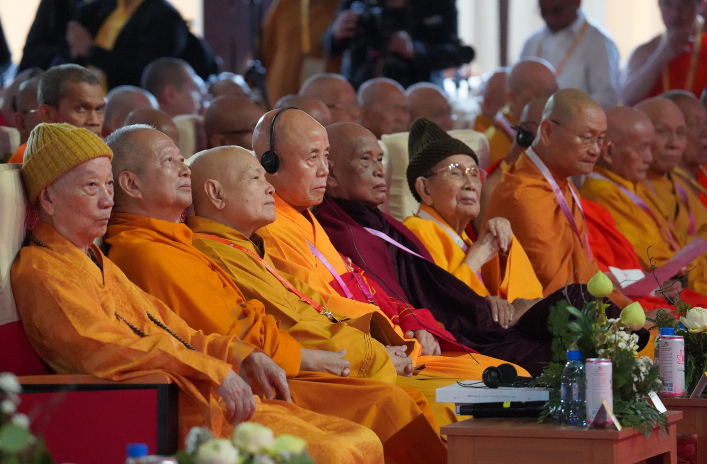 Các chư tôn đức Hội đồng Chứng minh, Hội đồng Trị sự GHPG Việt Nam dự phiên khai mạc đại lễ. Các chư tôn đức Hội đồng Chứng minh, Hội đồng Trị sự GHPG Việt Nam dự phiên khai mạc đại lễ.