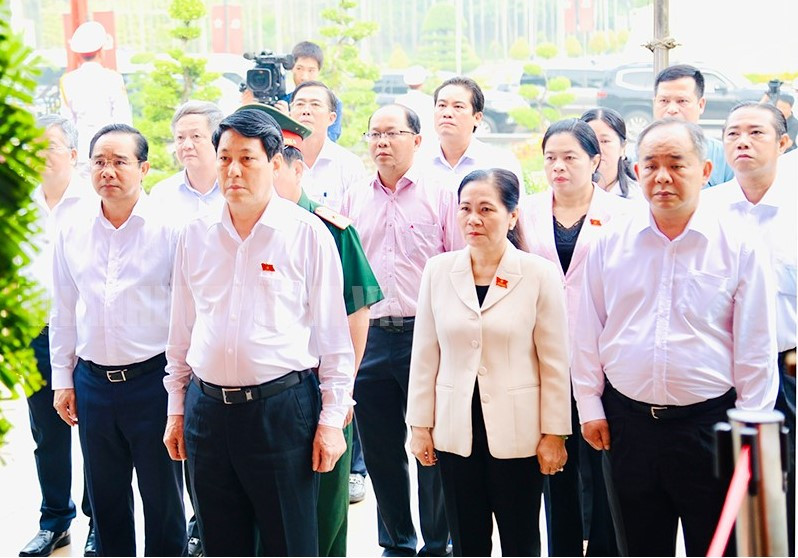 Chủ tịch nước Lương Cường cùng đoàn công tác đến dâng hoa, dâng hương tưởng nhớ công ơn Chủ tịch Hồ Chí Minh và nguyên lãnh đạo Đảng, Nhà nước, Anh hùng liệt sĩ. Ảnh: Thành ủy TPHCM