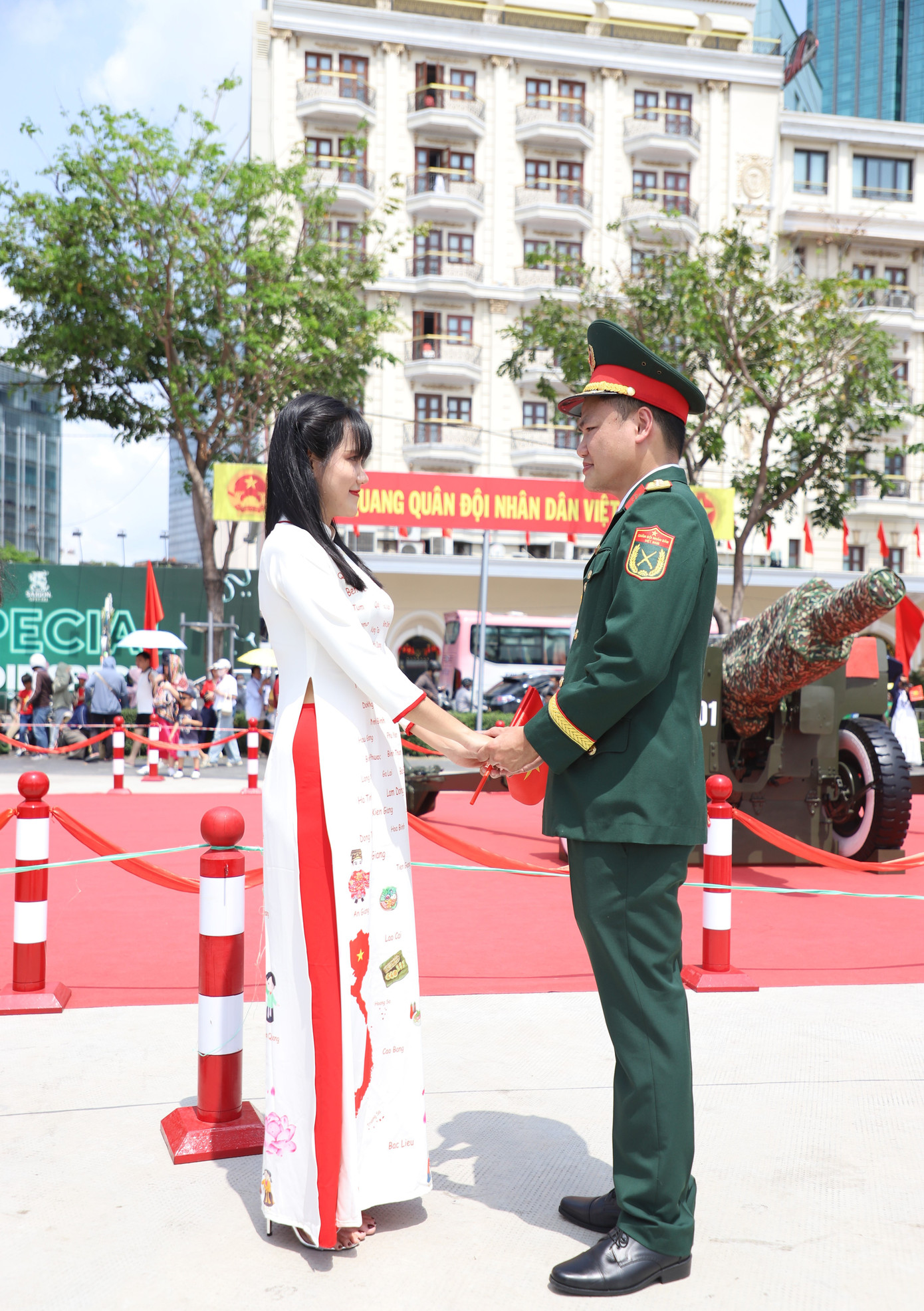 Sau khi đợi chồng chụp ảnh với bà con, chị Anh Thư và con gái mới tranh thủ lưu lại những bức ảnh gia đình bên trận địa pháo lễ.