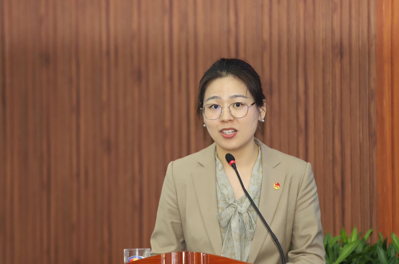 Đại biểu Đoàn TNCS hai nước tham gia ý kiến về các giải pháp thúc đẩy hoạt động công tác Đoàn.