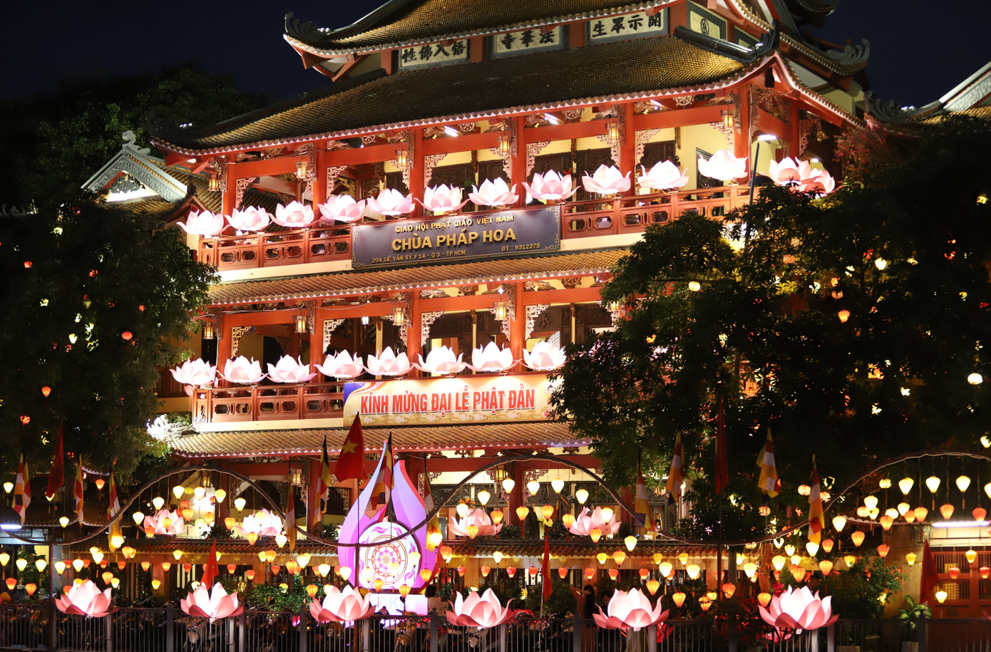 Từ nhiều ngày trước, trong không khí hân hoan đón mừng Đại lễ Phật đản Vesak Liên Hợp Quốc 2025 lần đầu diễn ra tại TPHCM, chùa Pháp Hoa đã thiết trí không gian đèn hoa lung linh trong khuôn viên thiền tự. Ảnh: Ngô Tùng