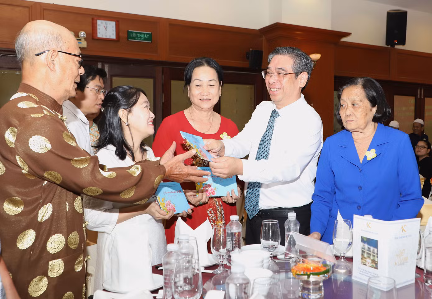 Ông Nguyễn Phước Lộc trao quà đầu xuân năm mới đến các cá nhân tiêu biểu trong cộng đồng các DTTS.