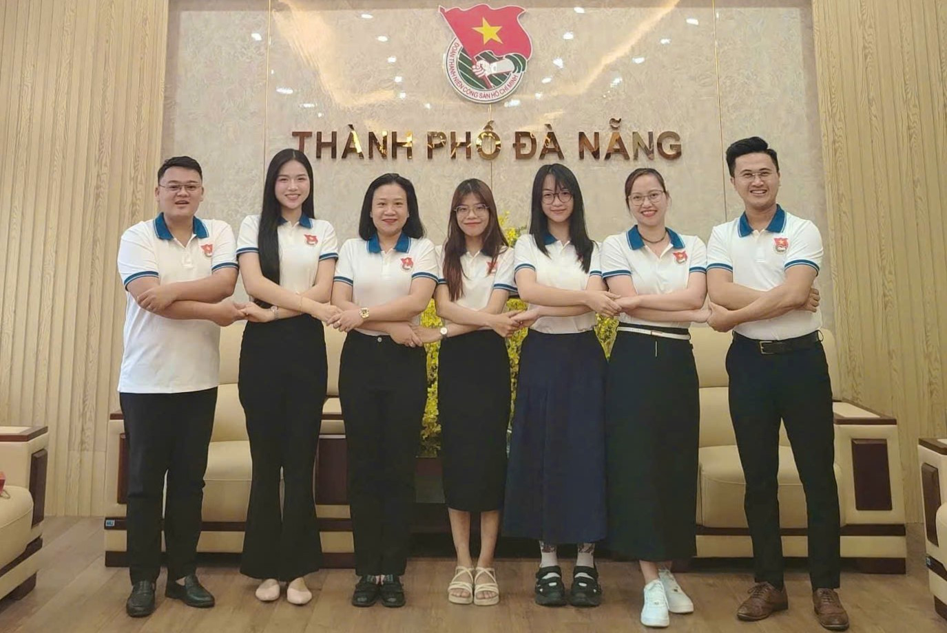 Đại biểu các địa phương lưu lại hành trình đến với Đại hội Thanh niên tiên tiến làm theo lời Bác toàn quốc năm 2025. Ảnh: BTC