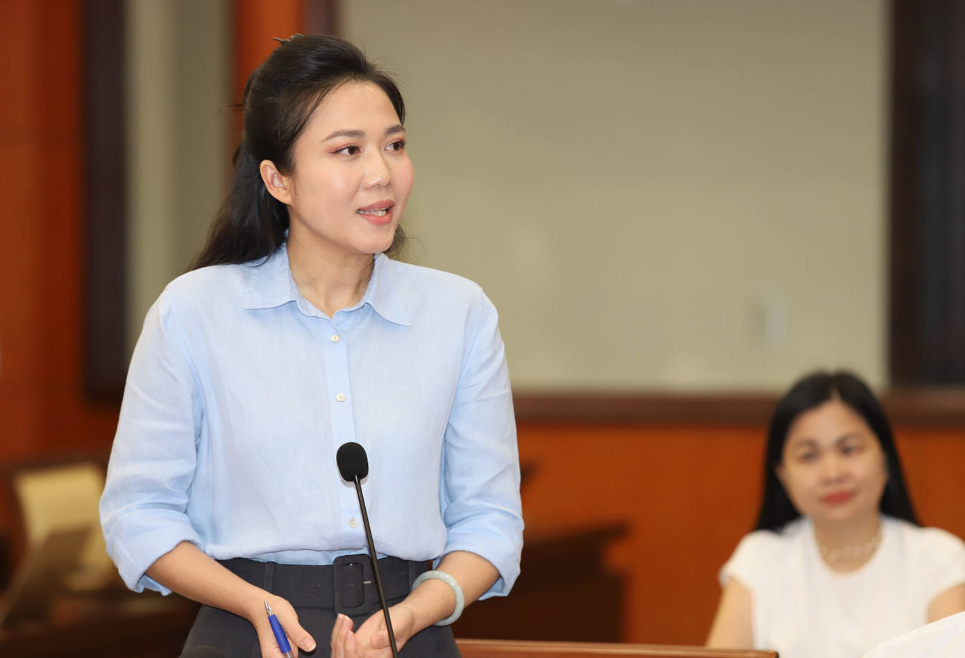 BTV Phùng Diễm trao đổi với lãnh đạo thành phố. BTV Phùng Diễm trao đổi với lãnh đạo thành phố.