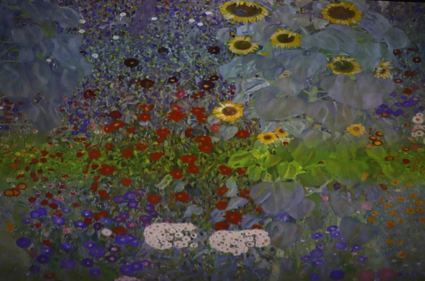 Nhiều tác phẩm nghệ thuật được trình chiếu qua hình thức video art trong không gian triển lãm. Nhiều tác phẩm nghệ thuật được trình chiếu qua hình thức video art trong không gian triển lãm.