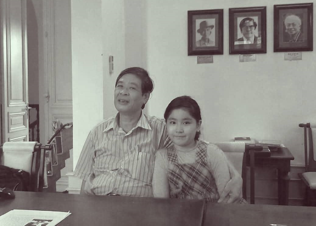 Cô bé Nguyệt Minh và ông Nguyễn Thụy Kha trong bức ảnh chụp ngày cô còn thơ bé. Ảnh: NVCC.