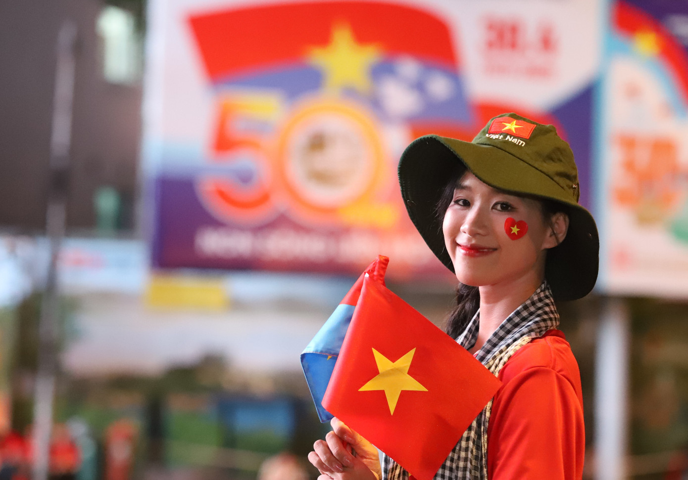 Từ 4 giờ chiều, bạn Nguyễn Ngọc Thạch (25 tuổi, mặc áo cờ đỏ sao vàng) đã có mặt ở trung tâm TPHCM để đón xem buổi sơ duyệt diễu binh, diễu hành. Thạch cho biết đã háo hức chờ đón buổi hoạt động này kể từ ngày nghe thông tin về hoạt động diễu binh, diễu hành kỷ niệm 50 năm Ngày Giải phóng miền Nam, thống nhất đất nước.