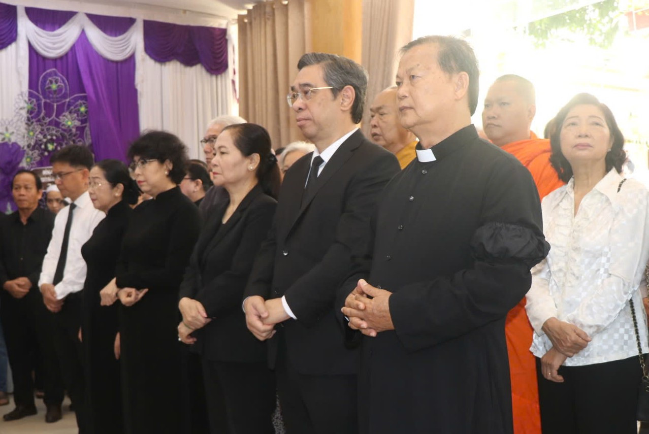 Lãnh đạo Trung ương Ủy ban MTTQ Việt Nam và lãnh đạo TPHCM trân trọng tưởng nhớ, tri ân những đóng góp to lớn của Linh mục Phêrô Phan Khắc Từ. Ảnh: Thu Hoài. Lãnh đạo Trung ương Ủy ban MTTQ Việt Nam và lãnh đạo TPHCM trân trọng tưởng nhớ, tri ân những đóng góp to lớn của Linh mục Phêrô Phan Khắc Từ. Ảnh: Thu Hoài.