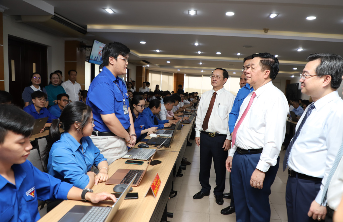 Các vị lãnh đạo Đảng, Nhà nước, Trung ương Đoàn thăm hỏi bạn trẻ về sự chuẩn bị cũng như cảm nhận về cuộc thi.