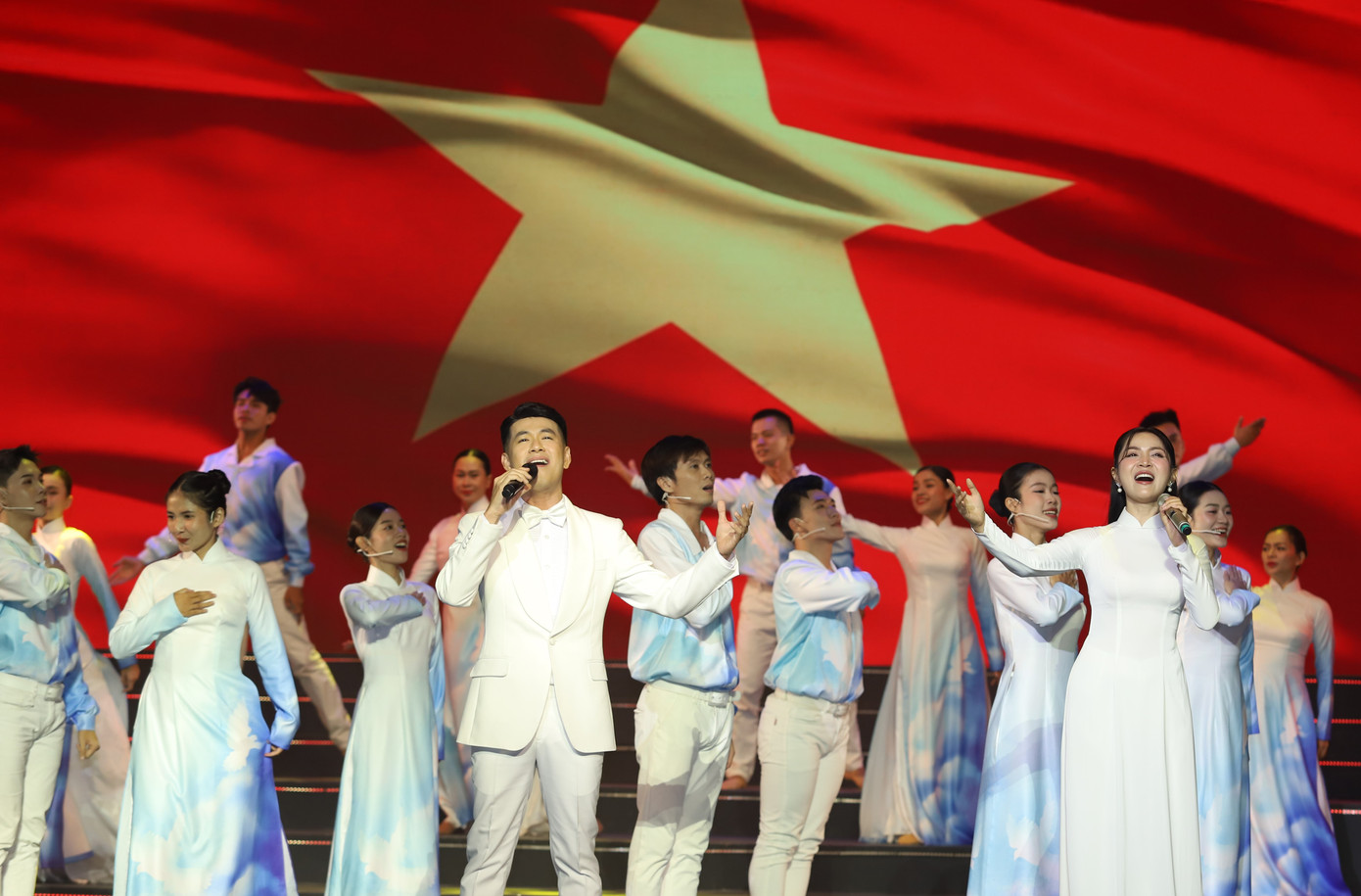 Ca sĩ Nguyễn Duyên Quỳnh kết hợp cùng Hồ Trung Dũng thể hiện ca khúc Viết tiếp câu chuyện hòa bình tại lễ kỷ niệm 50 năm Ngày truyền thống Bộ đội biên phòng TPHCM mới đây. Ảnh: Ngô Tùng Ca sĩ Nguyễn Duyên Quỳnh kết hợp cùng Hồ Trung Dũng thể hiện ca khúc Viết tiếp câu chuyện hòa bình tại lễ kỷ niệm 50 năm Ngày truyền thống Bộ đội biên phòng TPHCM mới đây. Ảnh: Ngô Tùng