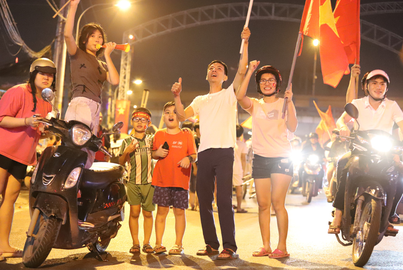 Ngay sau khi trận Chung kết lượt về kết thúc với chiến thắng chung cuộc dành cho đội tuyển Việt Nam, anh Ngô Thái Kiệt (áo thun trắng) cùng các thành viên trong gia đình và anh em trong khu phố đã đổ ra đường Lê Văn Việt (TP Thủ Đức) để hòa vào dòng người cổ động, chung vui với chiến thắng lịch sử. "Ai cũng mong đội tuyển Việt Nam chiến thắng. Chiến thắng của chúng ta rất khó khăn, không hề dễ dàng. Xin cảm ơn các cầu thủ, ban huấn luyện và mọi người đã đóng góp vào chiến thắng hôm nay", anh Thái Kiệt chia sẻ với Tiền Phong giữa bầu không khí vô cùng náo nhiệt.