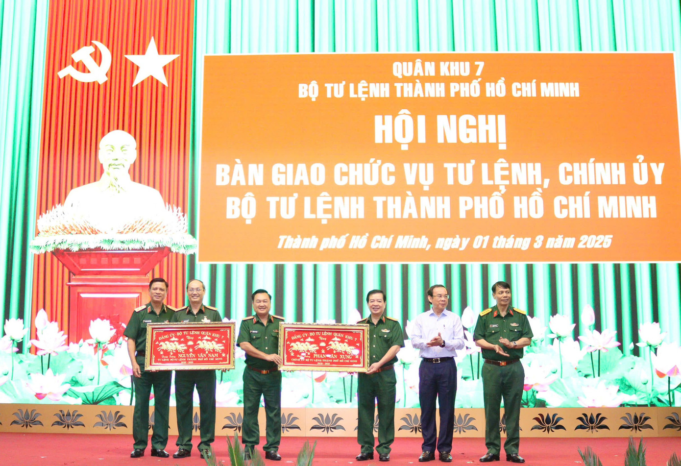 Các cá nhân bàn giao nhiệm vụ nhận quà lưu niệm. Ảnh: Báo Quân khu 7 Các cá nhân bàn giao nhiệm vụ nhận quà lưu niệm. Ảnh: Báo Quân khu 7