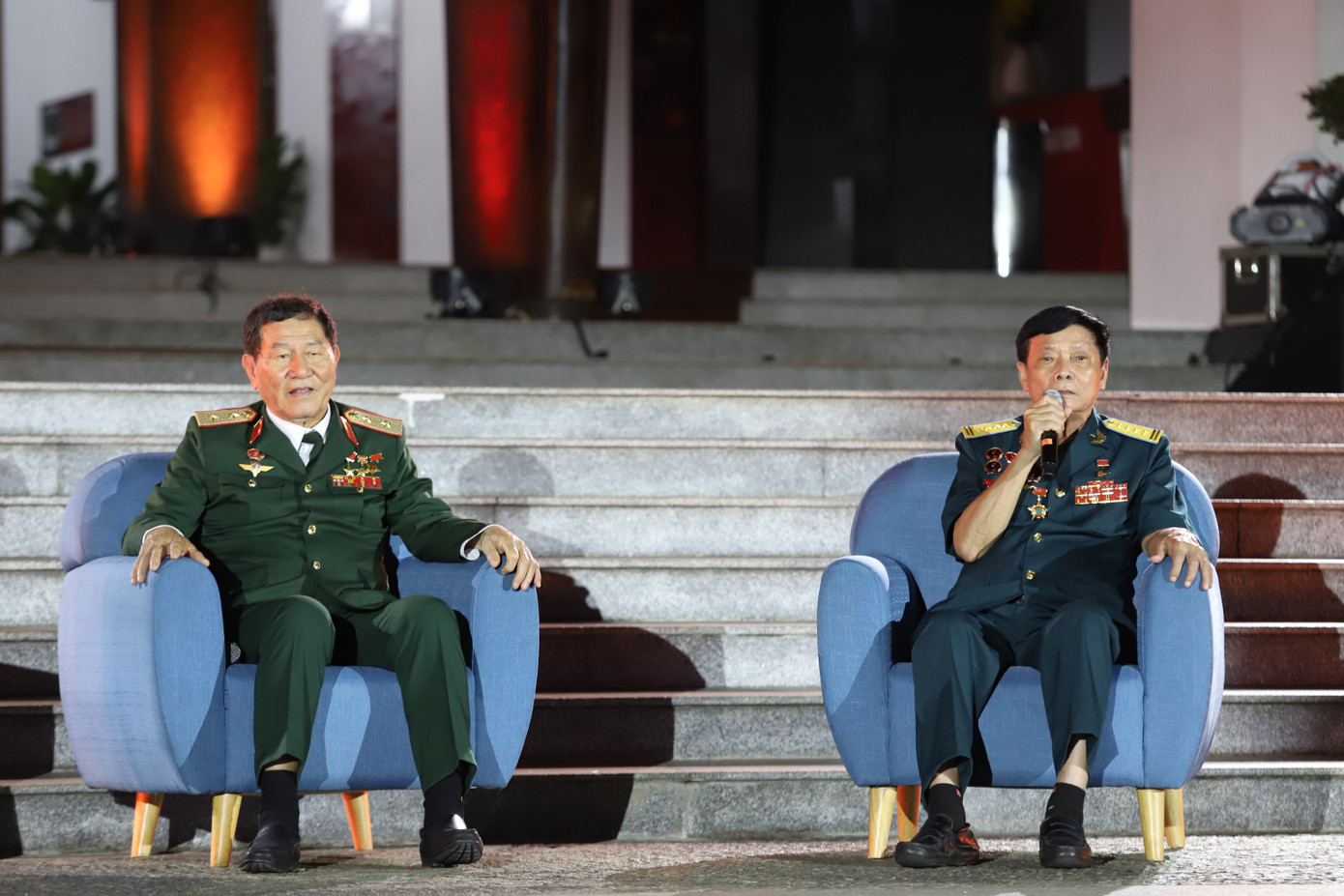 Bên cạnh đó, trong các buổi giao lưu nghệ thuật, các cuộc họp mặt, các Anh hùng Lực lượng vũ trang nhân dân, chứng nhân lịch sử cùng ôn lại những giây phút đặc biệt trong cuộc đời binh nghiệp qua những chặng đường đấu tranh kiên cường của dân tộc ta, để rồi hun đúc thêm tinh thần tự lực tự cường, ý chí vươn lên xây dựng đất nước đàng hoàng hơn, to đẹp hơn như Chủ tịch Hồ Chí Minh hằng mong ước.