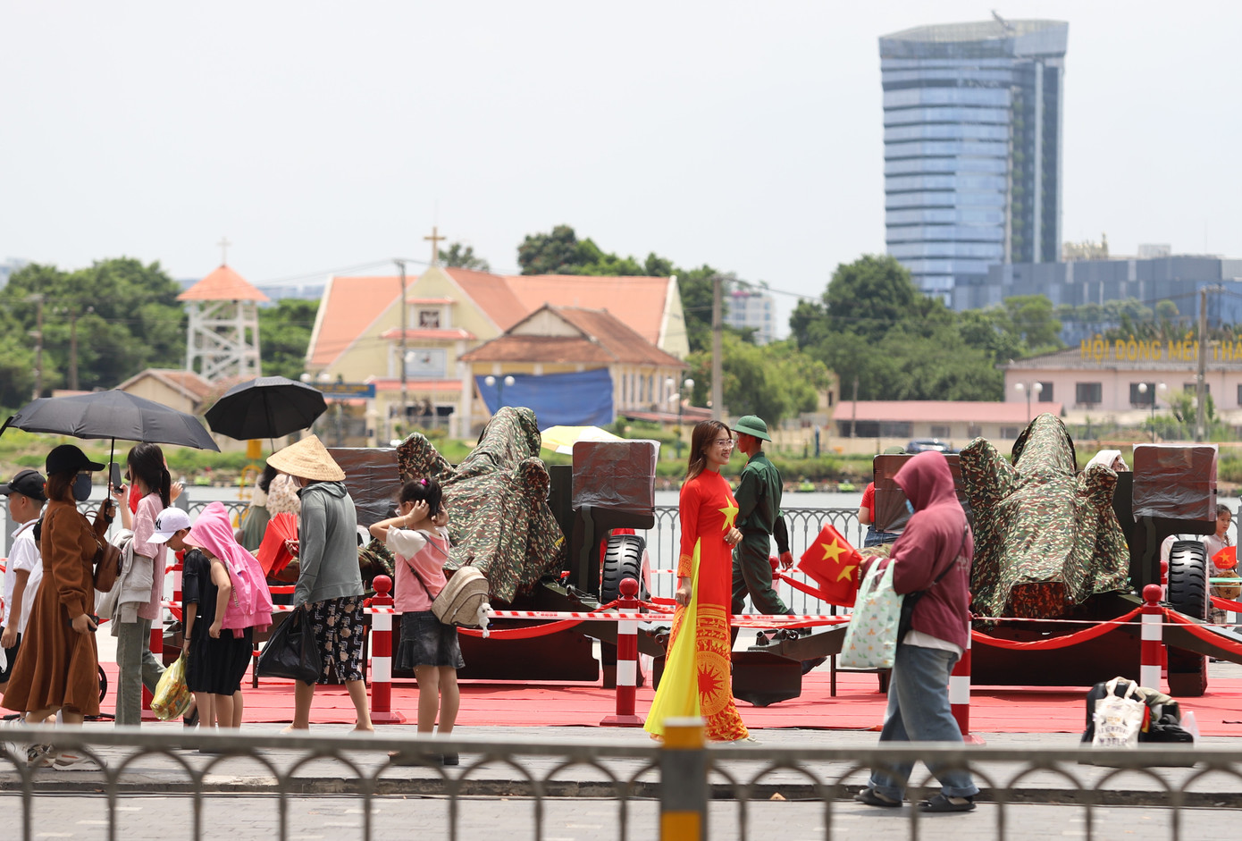 Từ đó đến nay, mỗi ngày đều có rất đông người tìm đến tham quan, chụp ảnh kỷ niệm. Ảnh: Ngô Tùng
