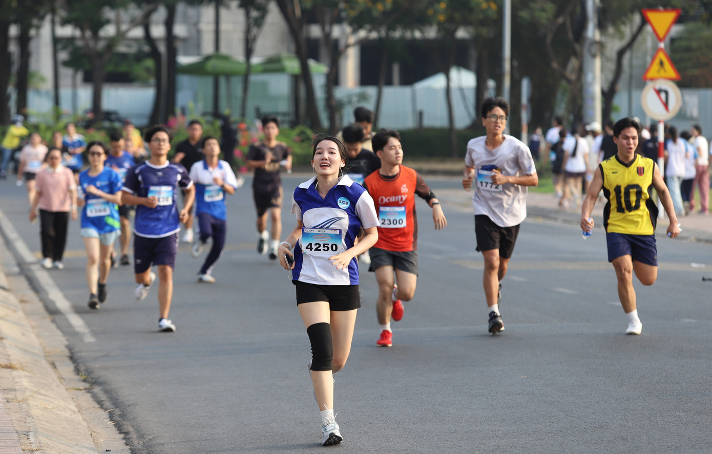 Các bạn nữ tham gia ở cự ly 3km, trong khi các chàng trai tranh tài với cự ly 5km, qua các cung đường thuộc Khu Đô thị ĐHQG TPHCM.