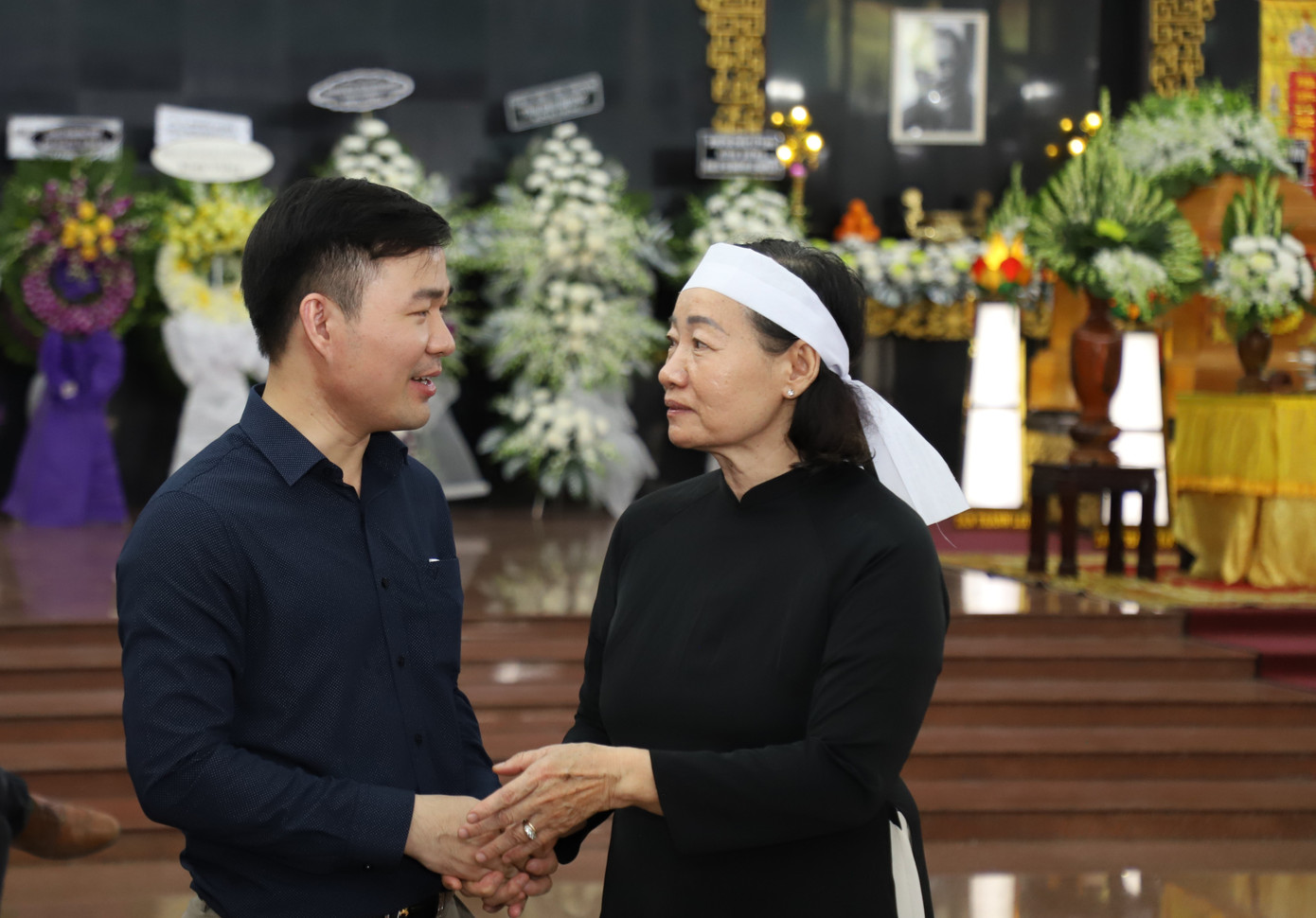 BS Nguyễn Hữu Tín đến viếng và chia buồn cùng người thân nhạc sĩ. Ảnh: Ngô Tùng. BS Nguyễn Hữu Tín đến viếng và chia buồn cùng người thân nhạc sĩ. Ảnh: Ngô Tùng.