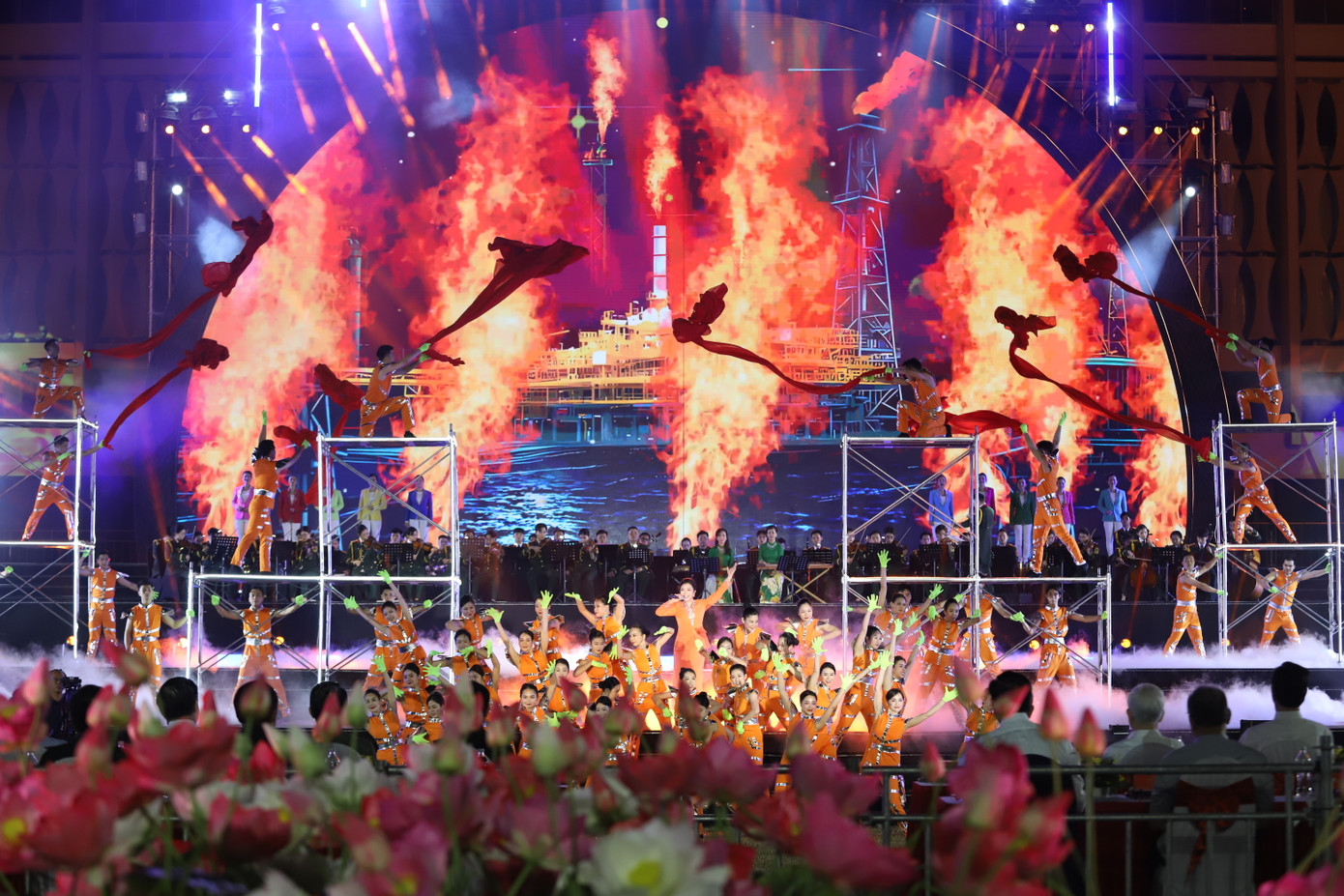 Lồng vào các ca khúc là những hình ảnh tư liệu về những chiến thắng lịch sử của dân tộc, những công trình tiêu biểu cùng các thành tựu trong tiến trình dựng xây và phát triển của đất nước trên nhiều lĩnh vực.