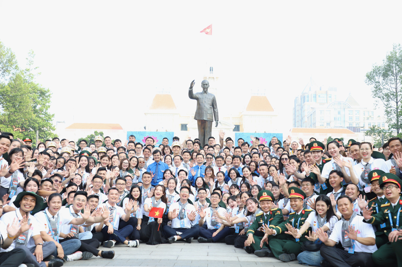 Hơn 400 đại biểu Thanh niên tiên tiến làm theo lời Bác toàn quốc cùng các đại biểu lãnh đạo chụp ảnh lưu niệm tại buổi lễ.