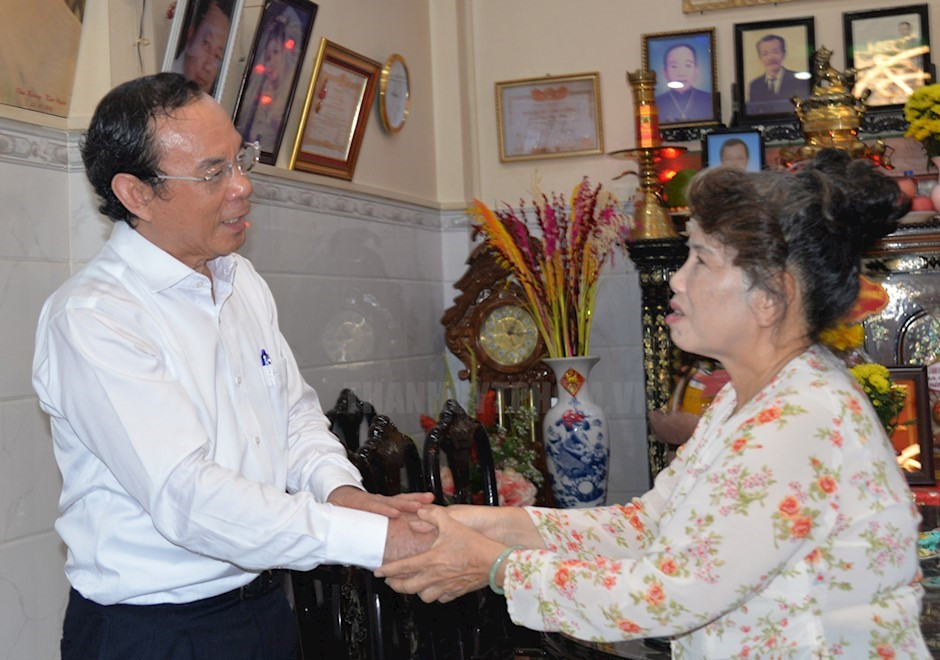 Bí thư Nguyễn Văn Nên đến thăm hỏi người thân bác sĩ Trịnh Hữu Nhẫn. Ảnh: Thành ủy TPHCM Bí thư Nguyễn Văn Nên đến thăm hỏi người thân bác sĩ Trịnh Hữu Nhẫn. Ảnh: Thành ủy TPHCM