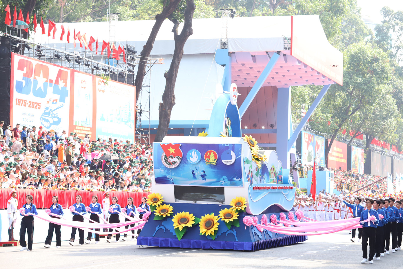 Tuổi trẻ TPHCM tham gia diễu hành trong lễ kỷ niệm sáng 30/4. Ảnh: Ngô Tùng