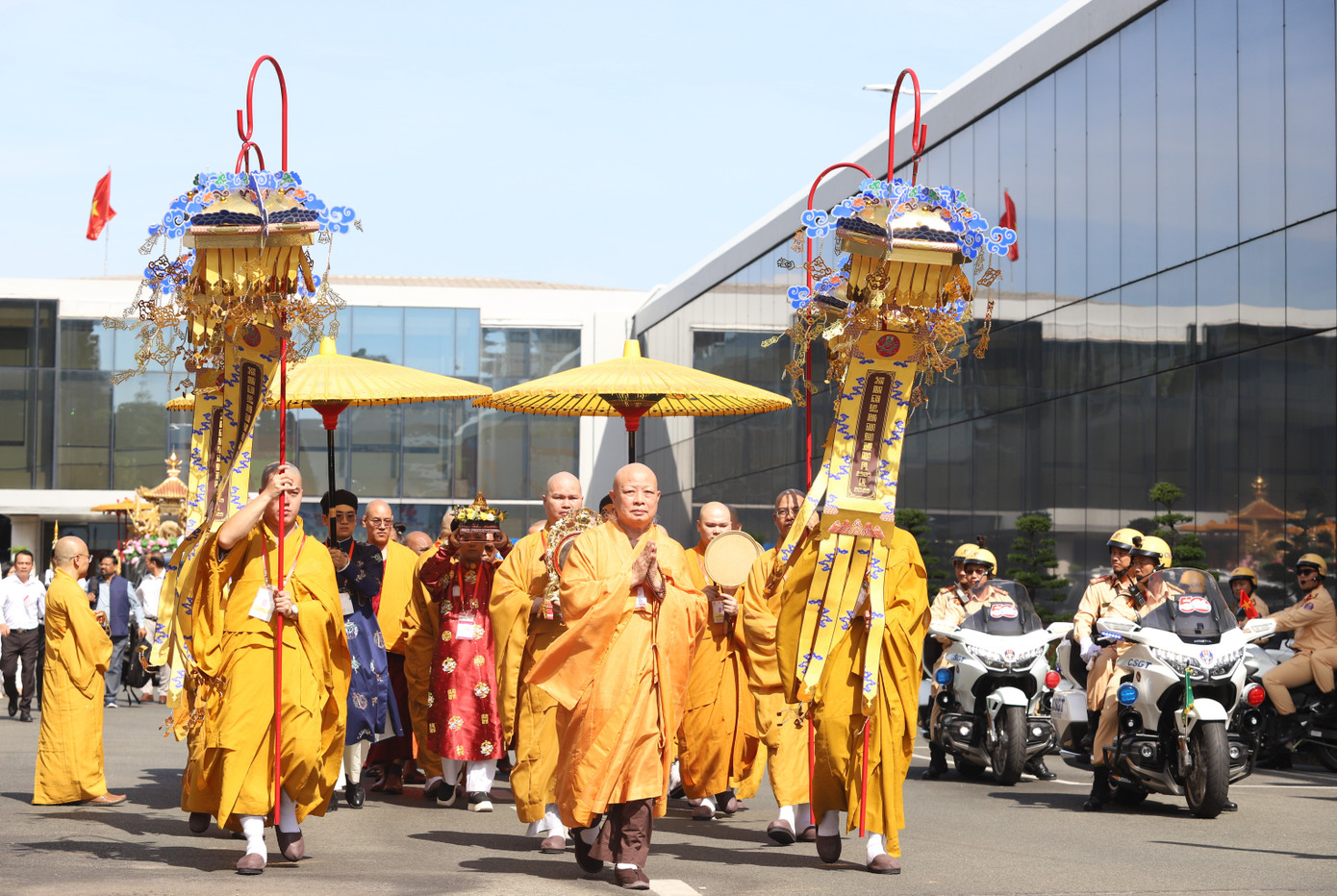 Hòa thượng Thích Lệ Trang - Trưởng ban Trị sự GHPG Việt Nam TPHCM - dẫn đầu đoàn cung rước đưa xá lợi Đức Phật từ sân bay Tân Sơn Nhất chuẩn bị tiến về Học viện Phật giáo Việt Nam tại TPHCM (huyện Bình Chánh) để chuẩn bị cho Đại lễ Vesak. Hòa thượng Thích Lệ Trang - Trưởng ban Trị sự GHPG Việt Nam TPHCM - dẫn đầu đoàn cung rước đưa xá lợi Đức Phật từ sân bay Tân Sơn Nhất chuẩn bị tiến về Học viện Phật giáo Việt Nam tại TPHCM (huyện Bình Chánh) để chuẩn bị cho Đại lễ Vesak.