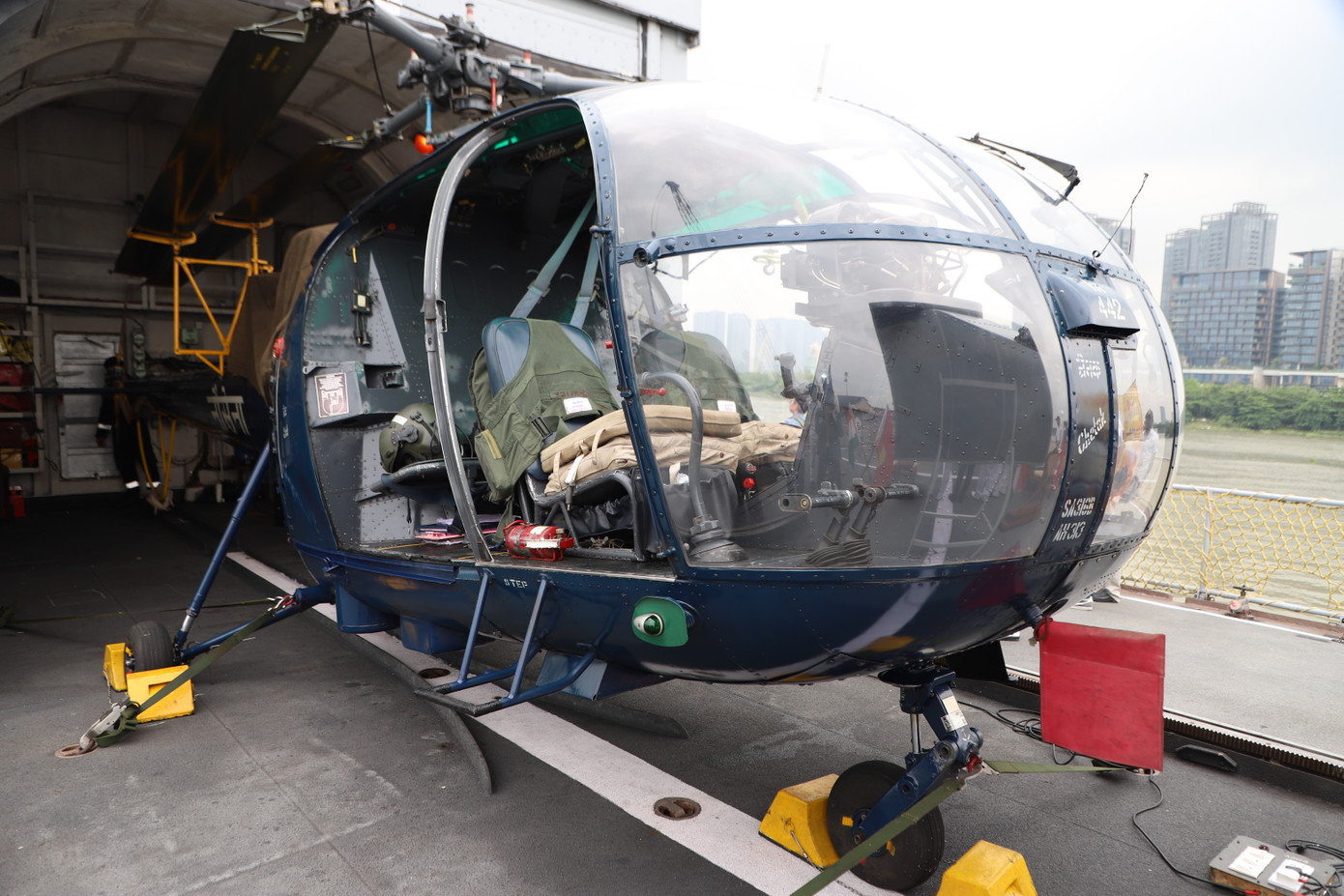 Tàu trang bị trực thăng để thực hiện các nhiệm vụ. Ảnh: Ngô Tùng Tàu trang bị trực thăng để thực hiện các nhiệm vụ. Ảnh: Ngô Tùng