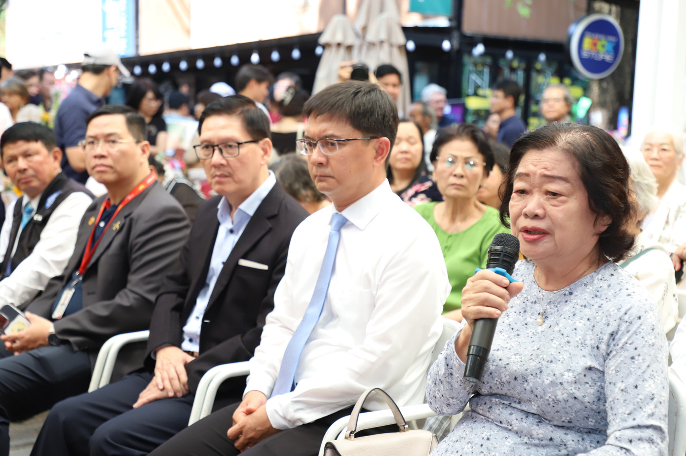 Bà Trương Mỹ Hoa gửi lời động viên bà con Làng Nủ.