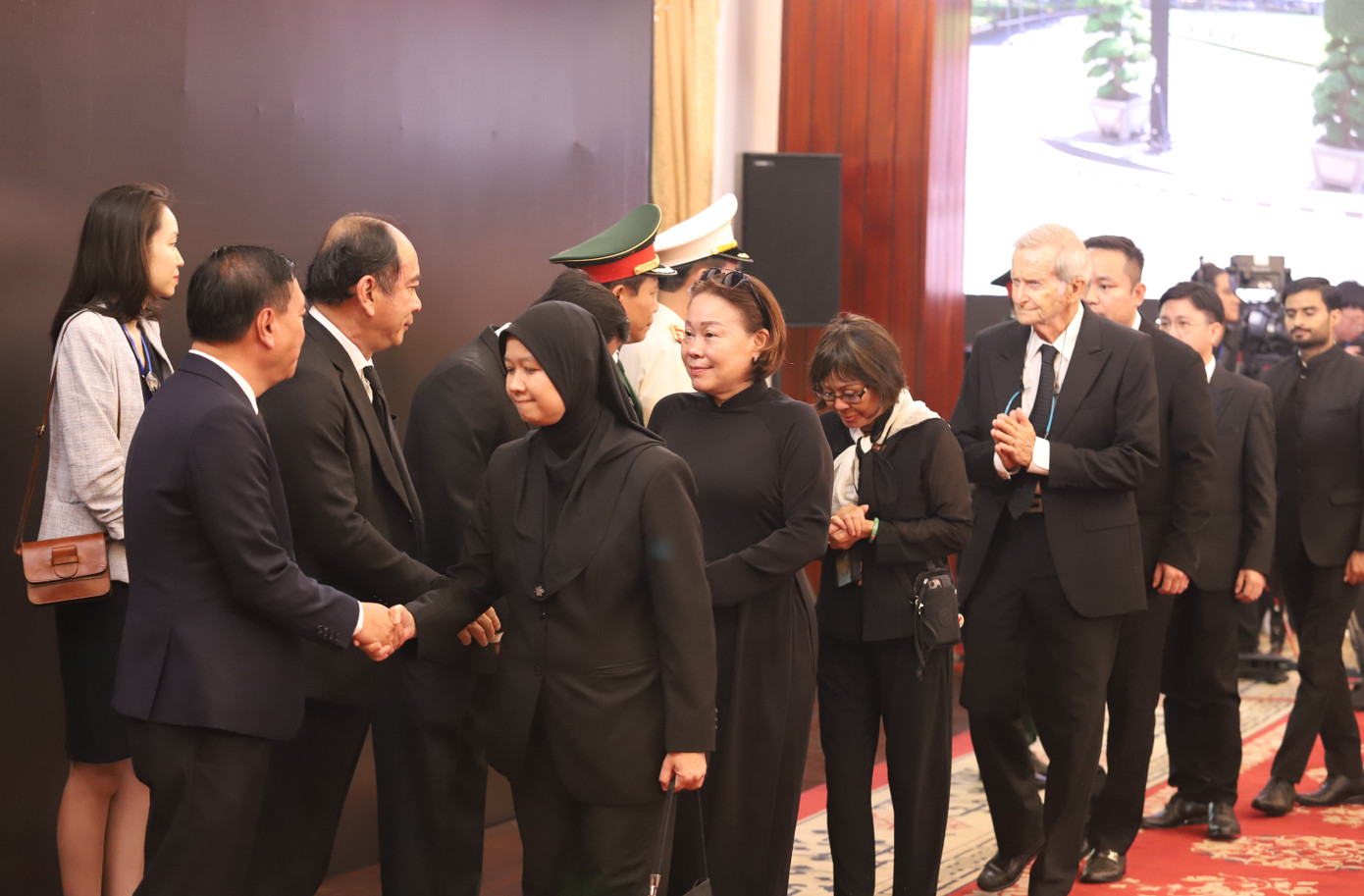 Đoàn Tổng Lãnh sự quán nước ngoài tại TPHCM; đoàn các cơ quan Lãnh sự, tổ chức quốc tế, Văn phòng Kinh tế - Thương mại - Văn hóa; Hiệp hội Doanh nghiệp nước ngoài tại TPHCM đến viếng nguyên Chủ tịch nước Trần Đức Lương. Ảnh: Ngô Tùng