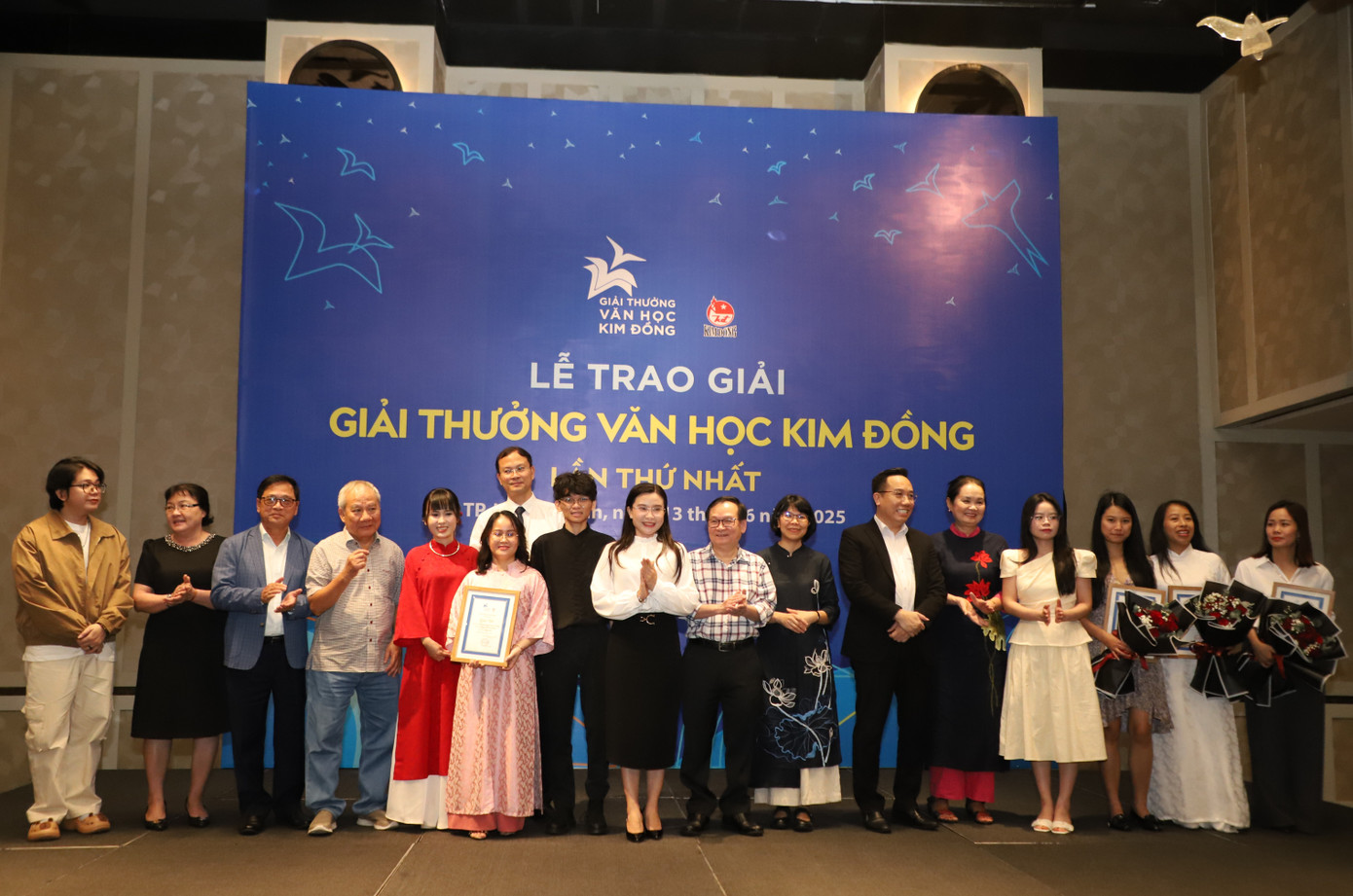 Lãnh đạo T.Ư Đoàn cùng Ban Tổ chức chụp ảnh lưu niệm với các thí sinh tham gia cuộc thi. Ảnh: Ngô Tùng