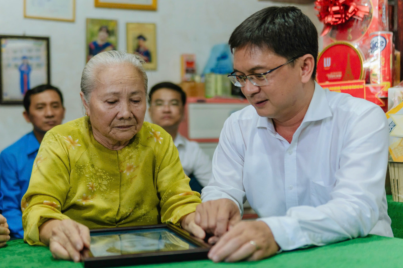 Trưởng ban Tuyên giáo và Dân vận Thành ủy TPHCM Nguyễn Mạnh Cường trao di ảnh liệt sĩ Phan Văn Khách cho đại diện gia đình liệt sĩ. Trưởng ban Tuyên giáo và Dân vận Thành ủy TPHCM Nguyễn Mạnh Cường trao di ảnh liệt sĩ Phan Văn Khách cho đại diện gia đình liệt sĩ.