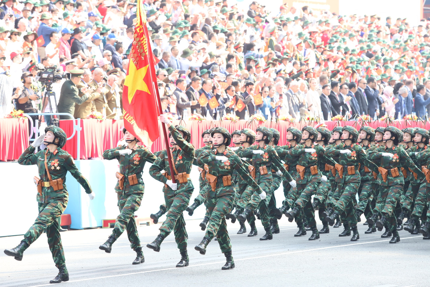 Khối nữ Sĩ quan thông tin. Vào thời khắc lịch sử ngày 30/4/1975, Tổ đài Vô tuyến điện tiếp sức đặt trên nóc Dinh Độc Lập đã truyền đi bức điện báo cáo Bộ Chính trị: “Quân ta đã giải phóng Sài Gòn, Chiến dịch Hồ Chí Minh toàn thắng”. Phát huy truyền thống Binh chủng Anh hùng, Bộ đội Thông tin liên lạc quyết tâm viết tiếp chiến công, xây dựng lực lượng Thông tin hiện đại.