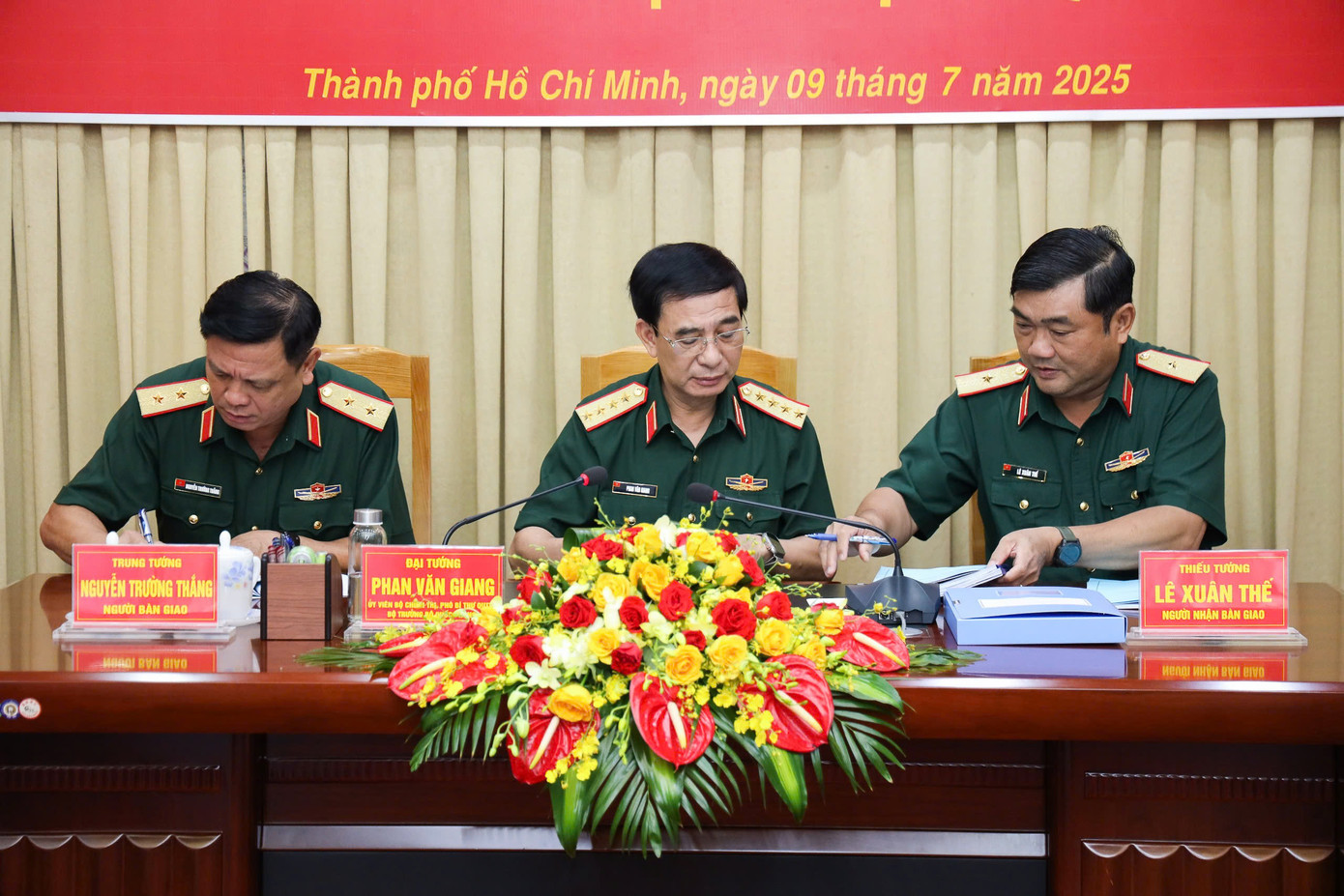 Đại tướng Phan Văn Giang, Bộ trưởng Bộ Quốc phòng chứng kiến việc bàn giao giữa Trung tướng Nguyễn Trường Thắng (bên trái) và Thiếu tướng Lê Xuân Thế. Ảnh: CTV