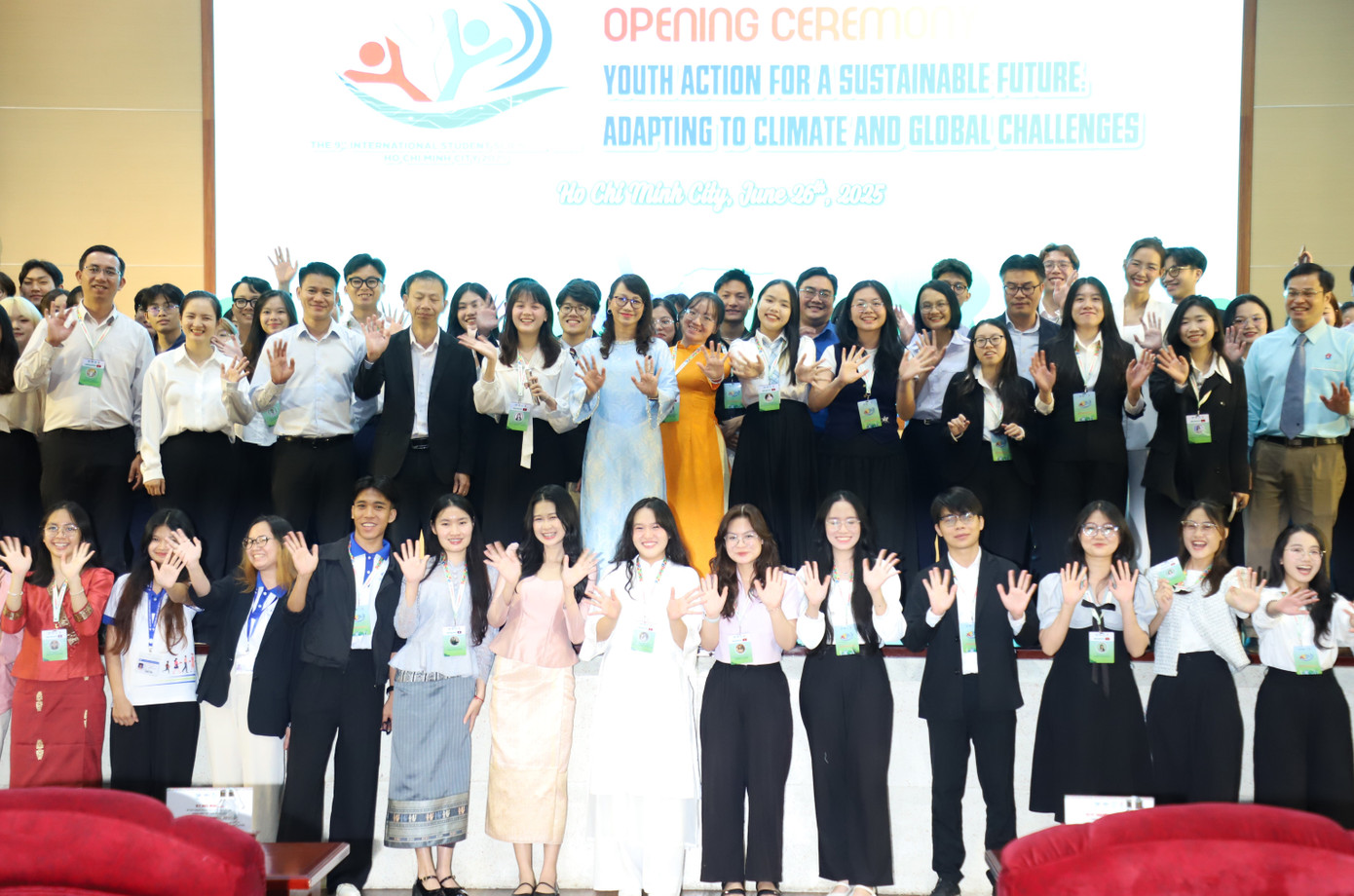 Các chuyên gia và đại biểu sinh viên chụp ảnh lưu niệm tại buổi khai mạc ISSF lần thứ 9. Ảnh: Ngô Tùng