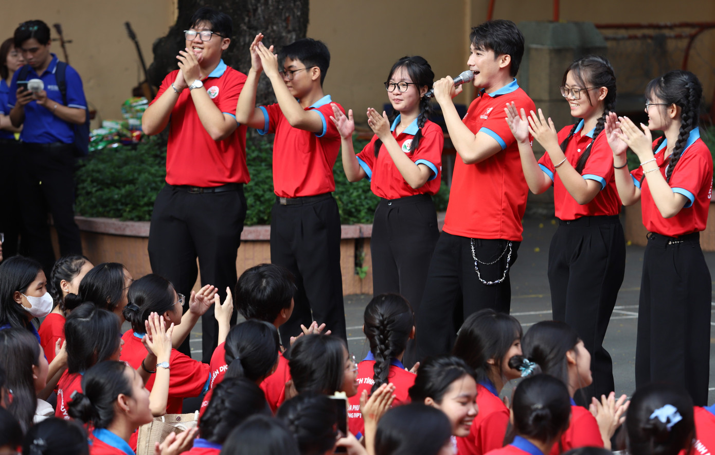 Bạn trẻ sôi nổi khởi động Chiến dịch tình nguyện Hoa phượng đỏ. Bạn trẻ sôi nổi khởi động Chiến dịch tình nguyện Hoa phượng đỏ.